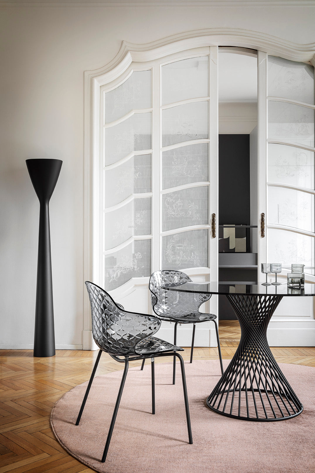 Stuhl SAINT TROPEZ mit transparentem Sitz und goldener Metallbasis