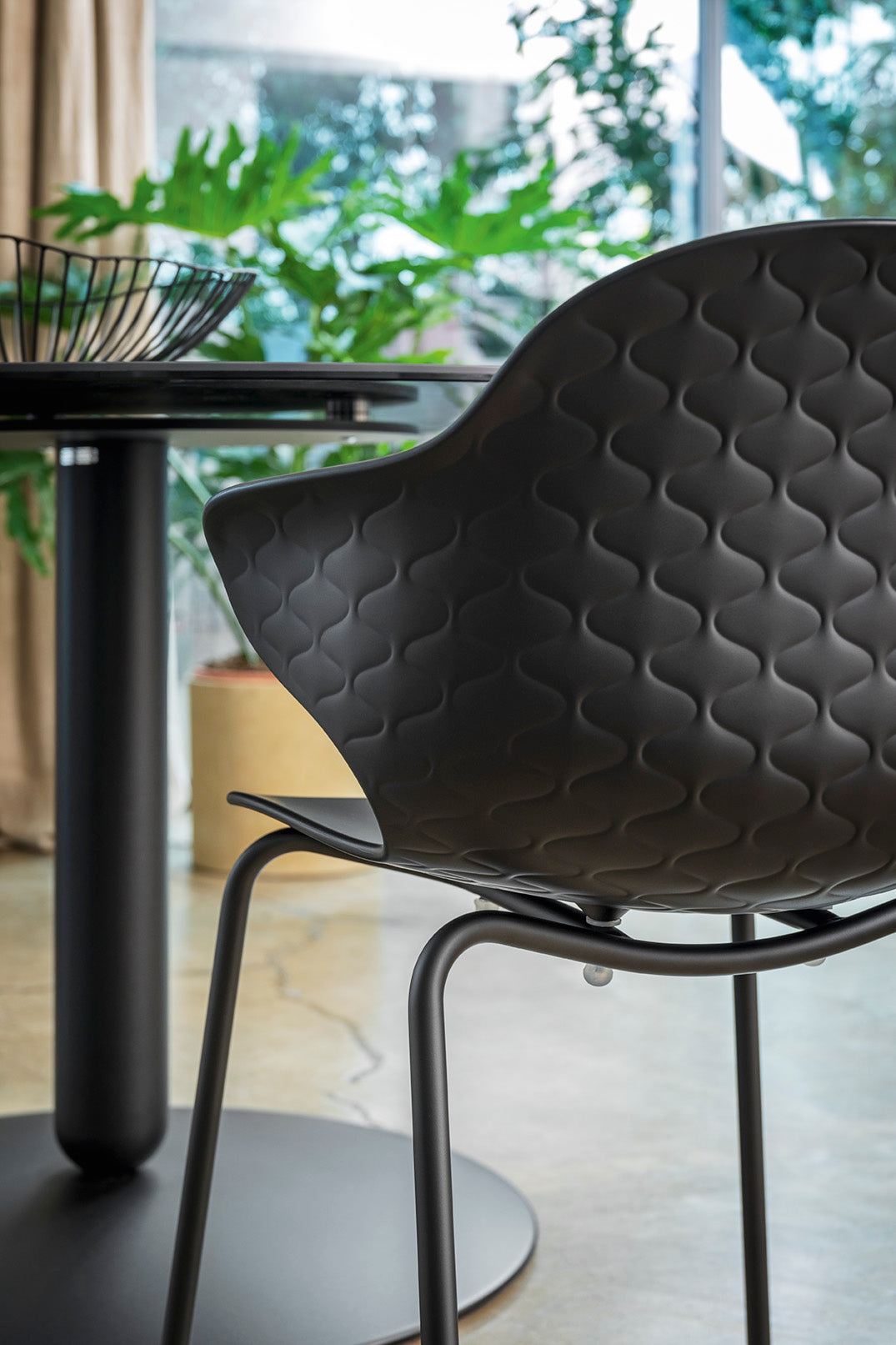 Stuhl SAINT TROPEZ mit transparentem Sitz und goldener Metallbasis