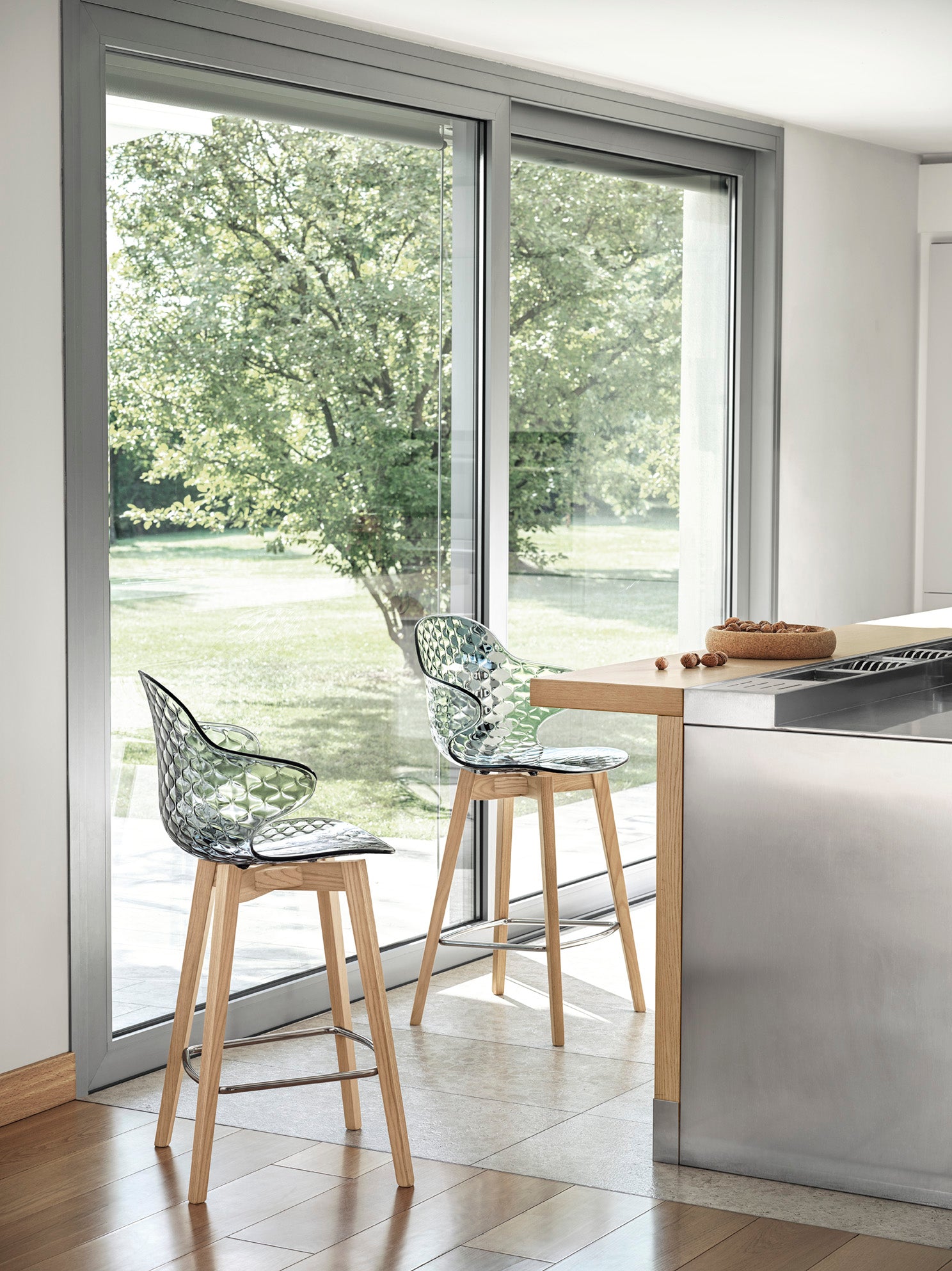 Krzesło barowe SAINT TROPEZ brązowe siedzisko z jasną drewnianą podstawą