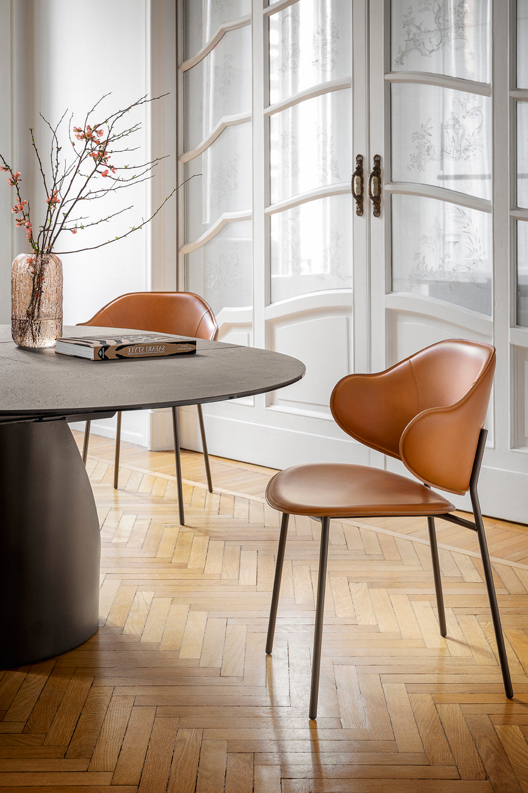 Runder ausziehbarer Tisch CYCLONE mit schwarzer Platte und braunem Gestell