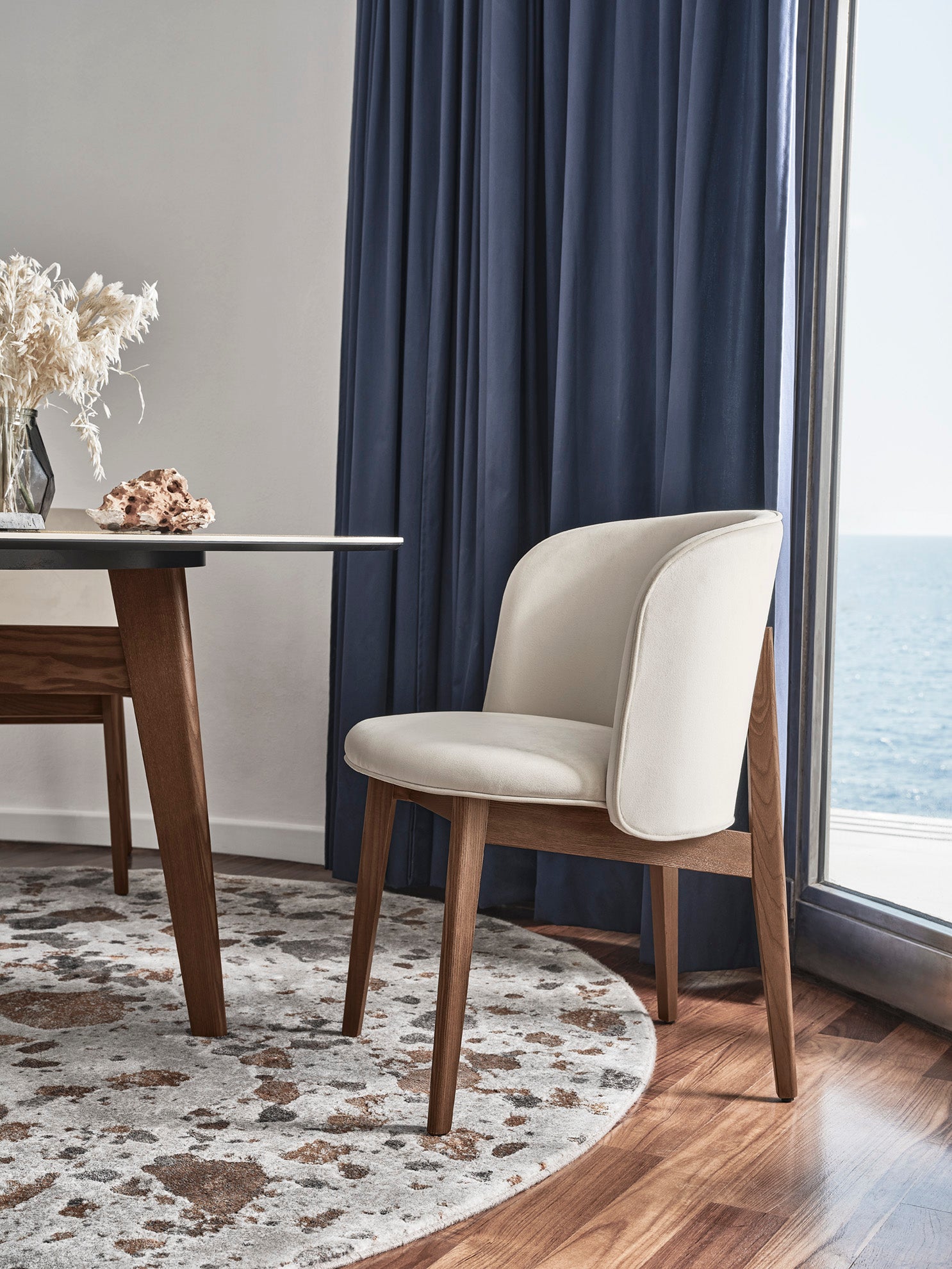 Sessel mit Armlehnen ABREY gepolstert mit Nussbaumfuß