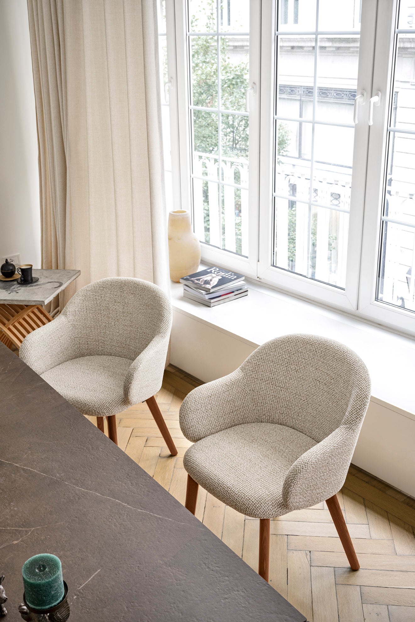 Sessel mit Armlehnen HOLLY FAB gepolstert mit Nussbaumfuß