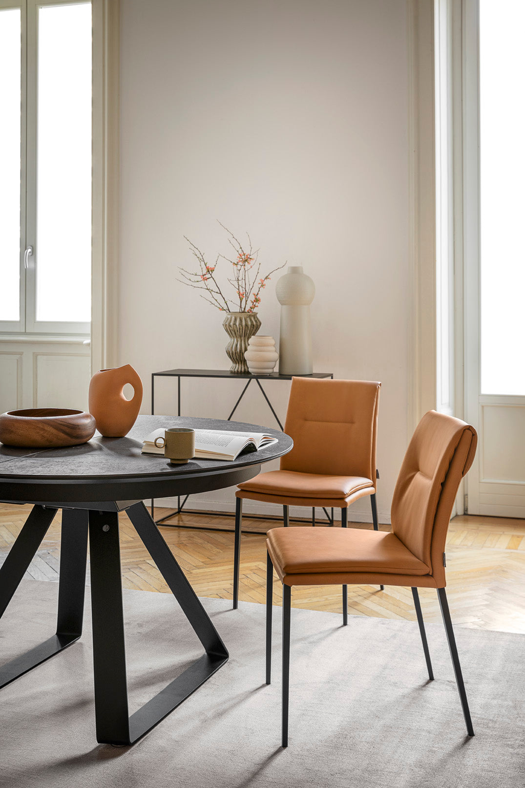 Sessel CARMEN LARGE gepolstert mit schwarzem Gestell