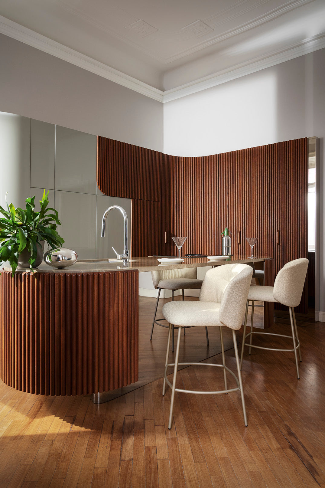 Krzesło barowe SWEEL tapicerowane z kremową metalową podstawą