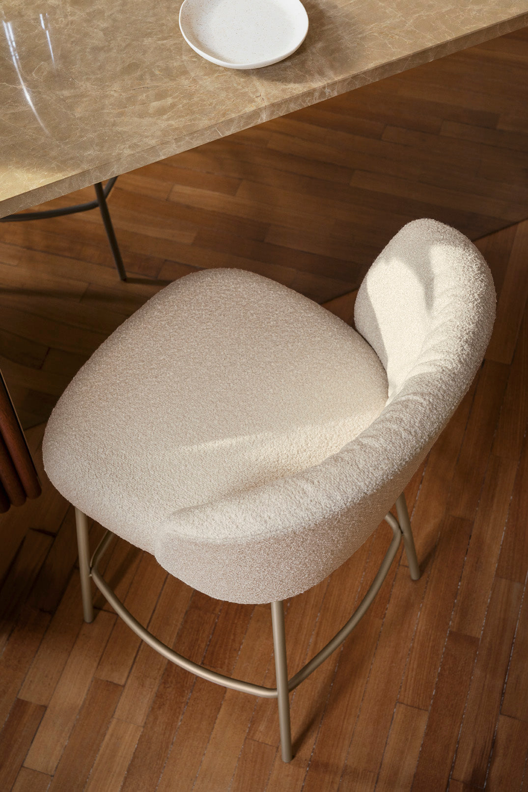 Krzesło barowe SWEEL tapicerowane z kremową metalową podstawą