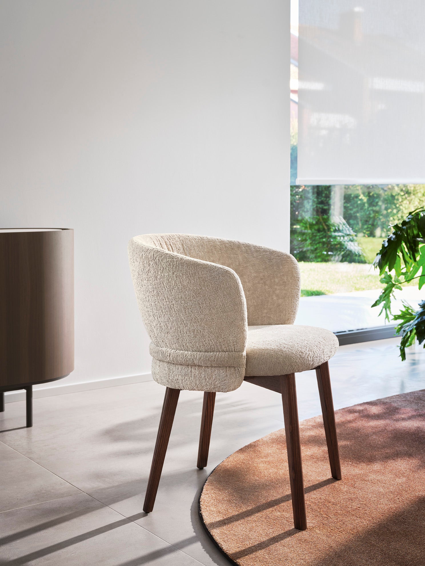 Krzesło VANILLA tapicerowane z orzechową podstawą