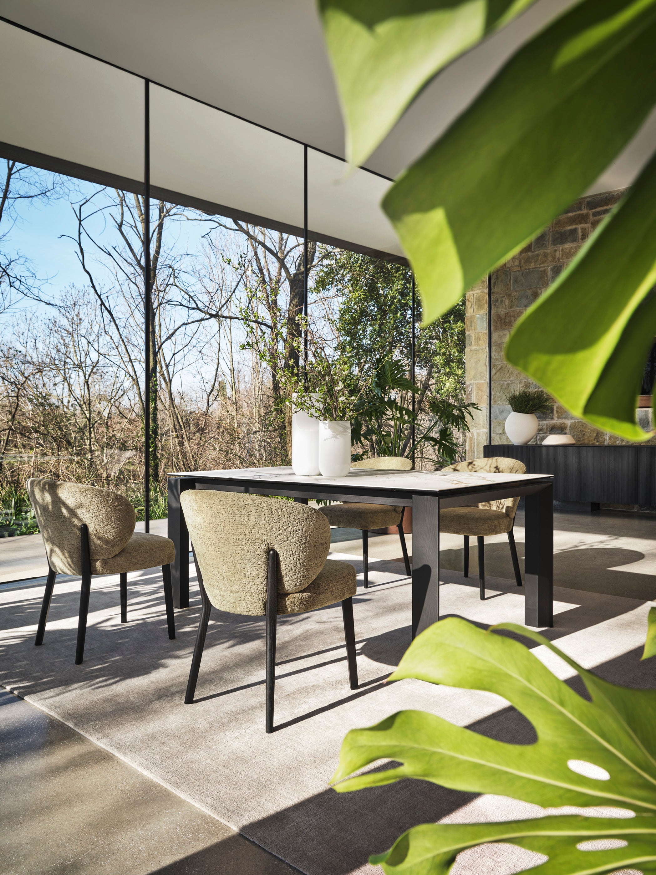 Krzesło MARA tapicerowane z czarną drewnianą podstawą