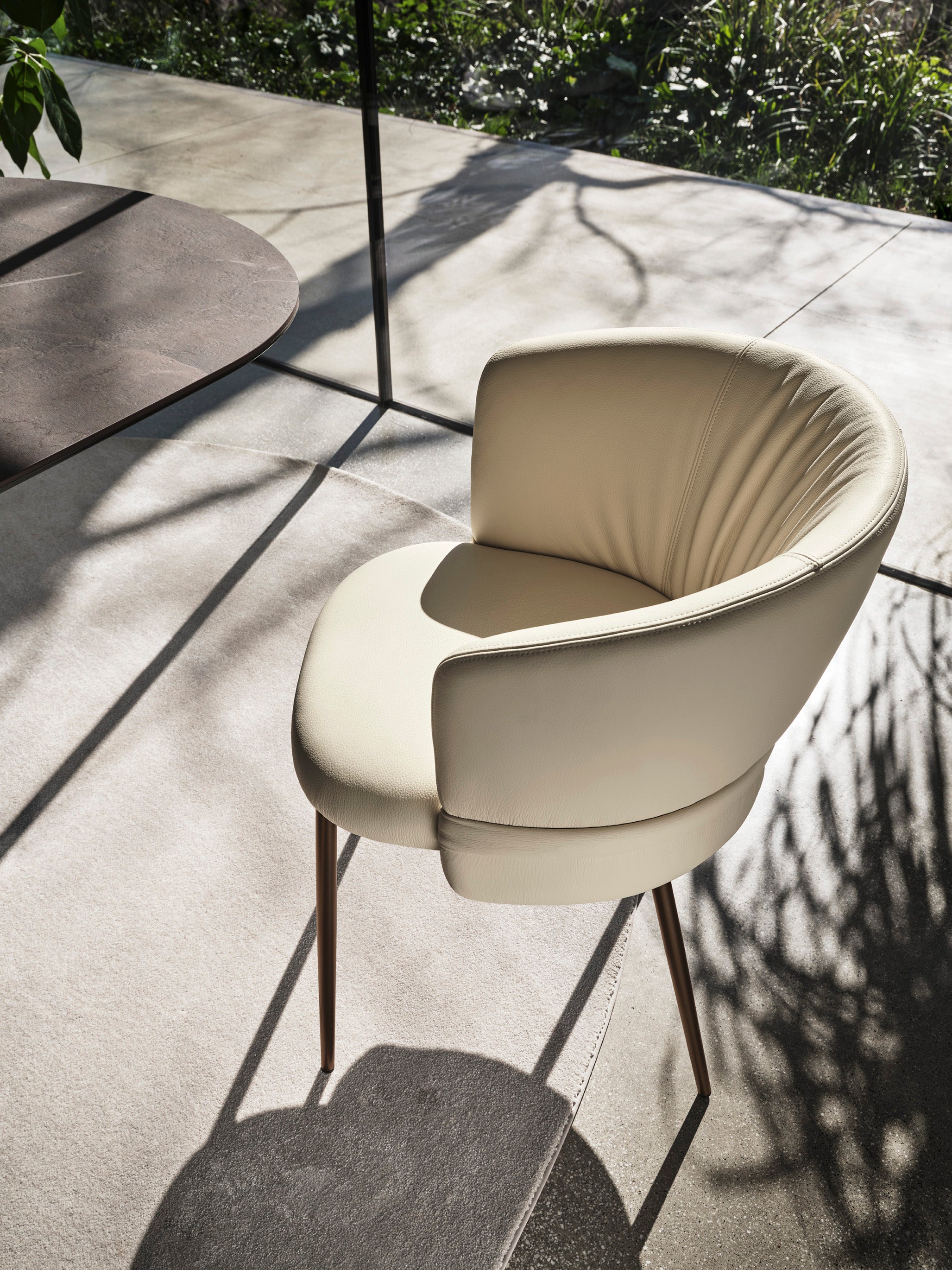 Krzesło VANILLA tapicerowane z brązową metalową podstawą