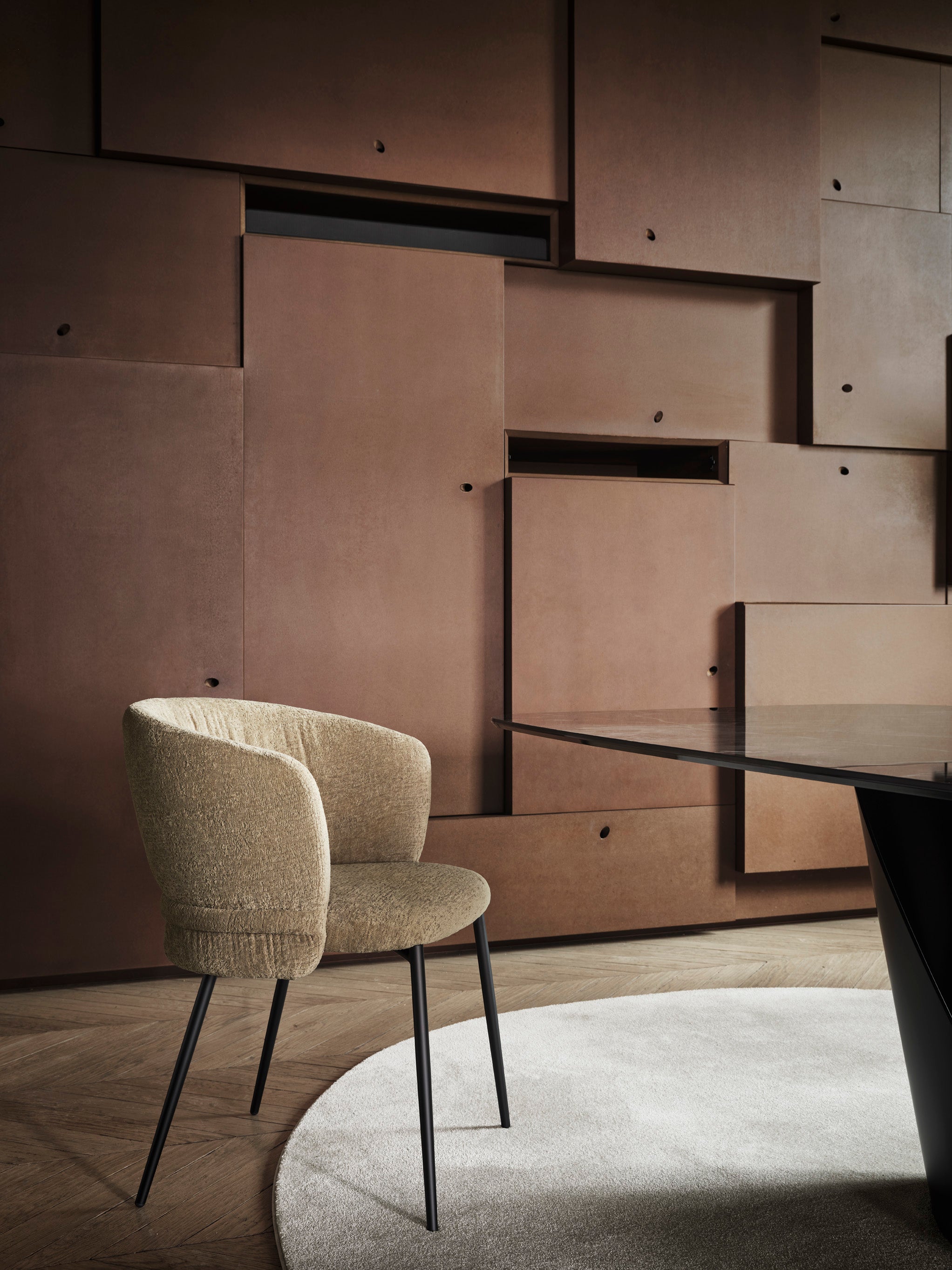 Krzesło VANILLA tapicerowane z brązową metalową podstawą