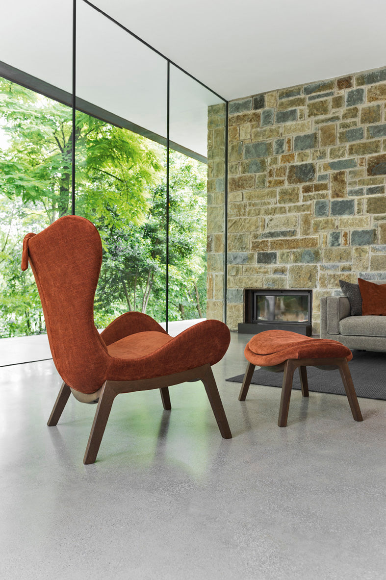 Sessel LAZY gepolstert mit dunklem Holzgestell