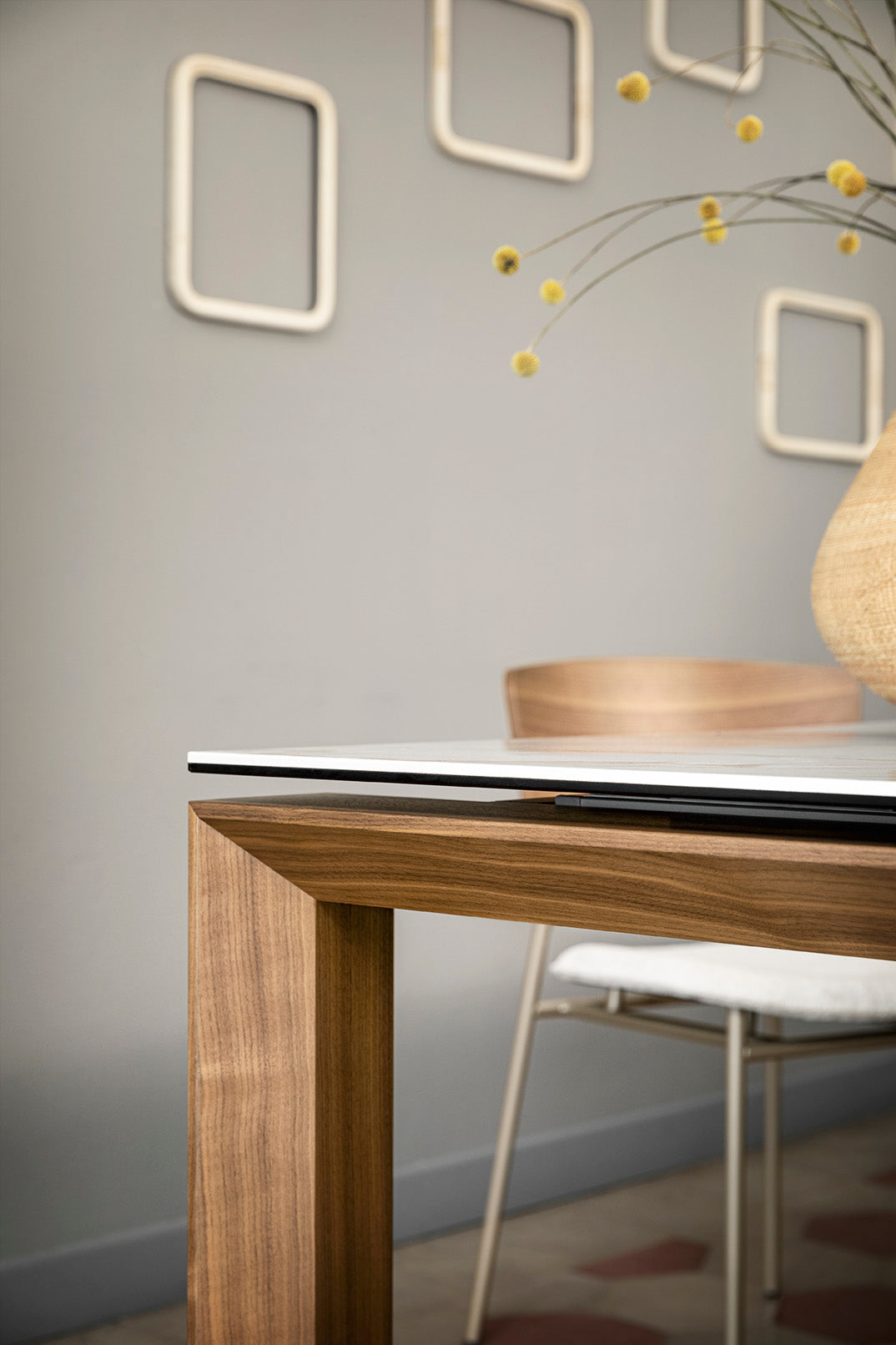 Extendable table OMNIA with a brown top and dark wooden base