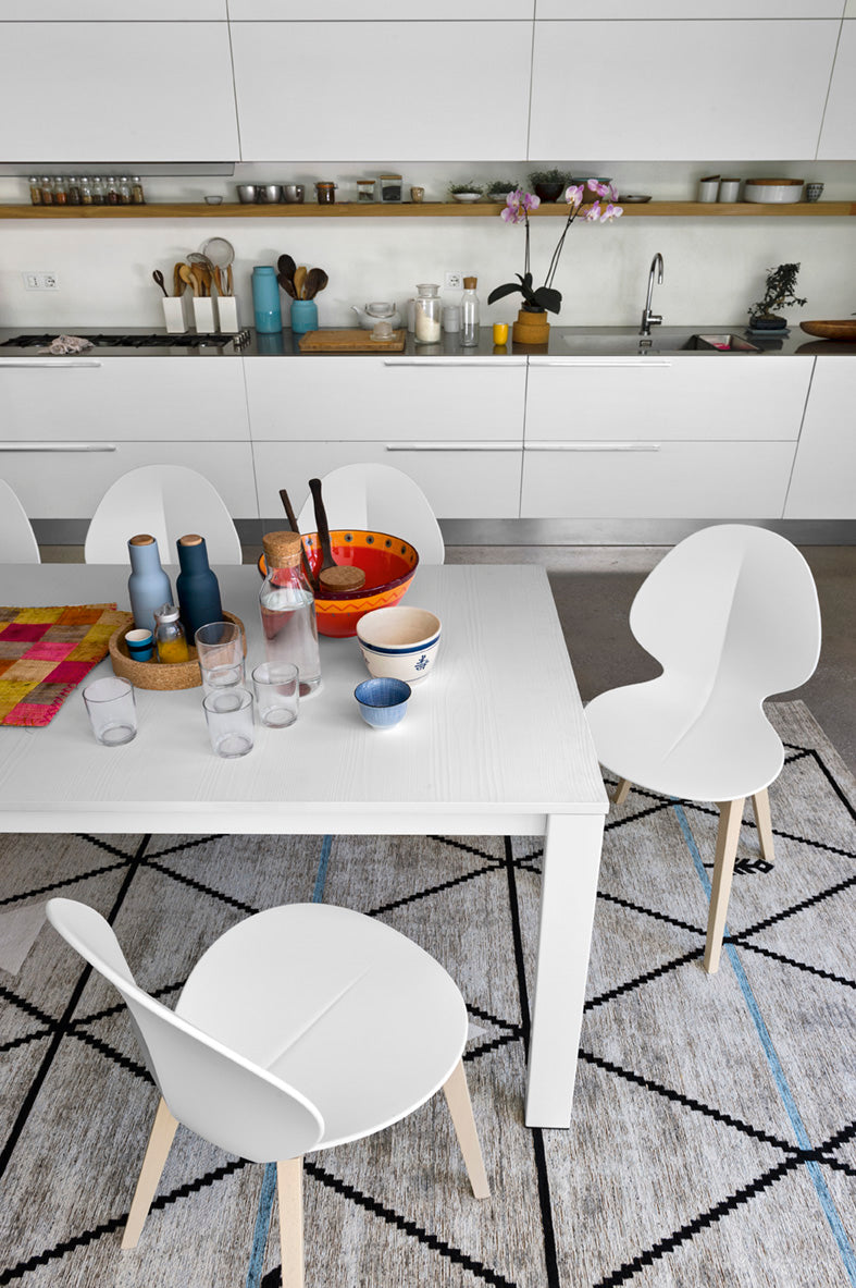 Krzesło BASIL białe siedzisko z białą drewnianą podstawą