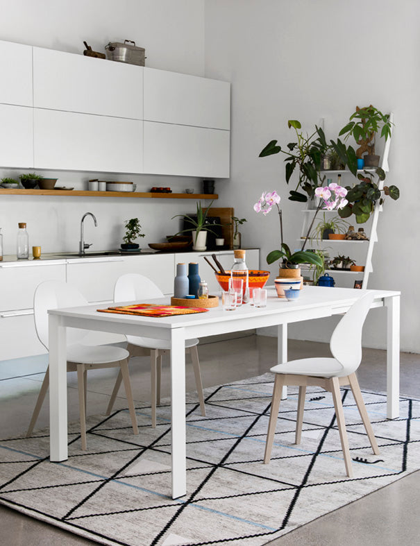 Stuhl BASIL mit braunem Sitz und grauem Holzgestell