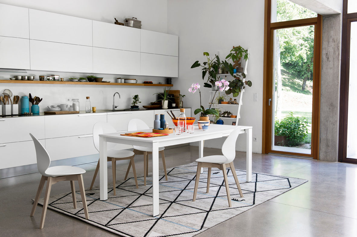 Stuhl BASIL mit grauem Sitz und graphitfarbener Holzunterkonstruktion