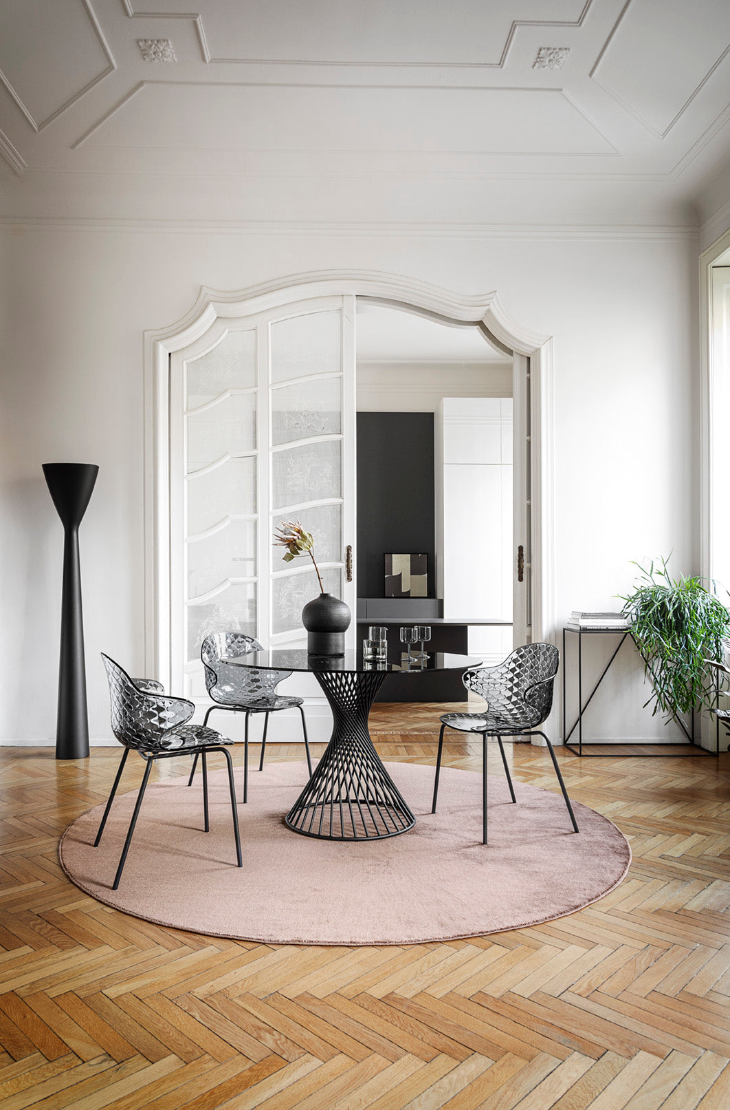 Runder Tisch VORTEX mit Glasplatte und schwarzem Gestell