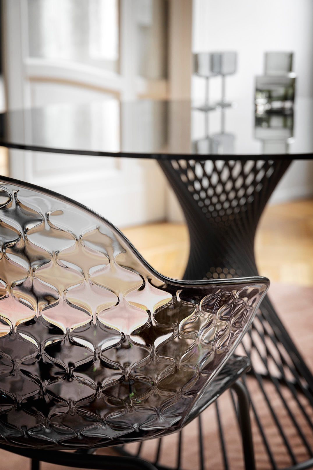 Runder Tisch VORTEX mit Glasplatte und schwarzem Gestell