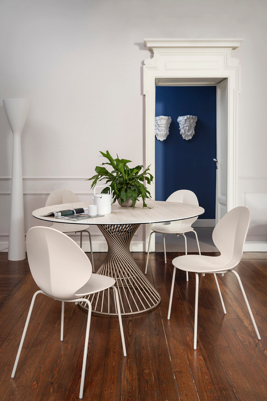 Stuhl BASIL mit weißem Sitz und weißem Metallgestell