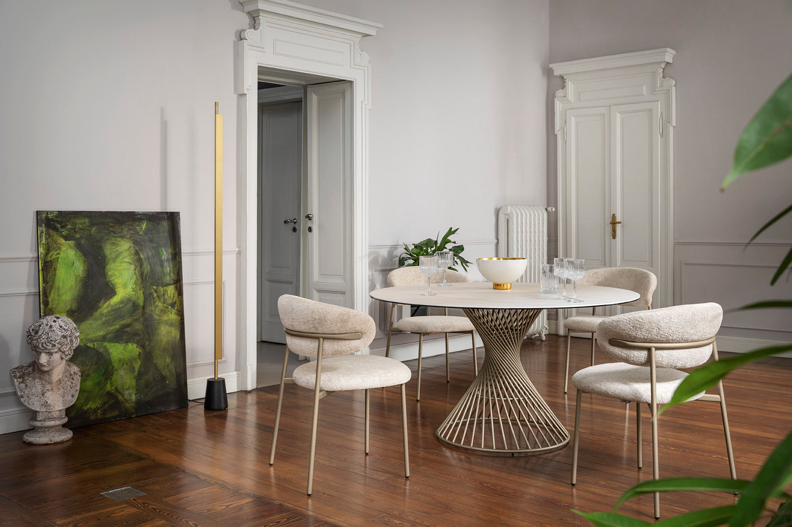 Round Table VORTEX white top with black base