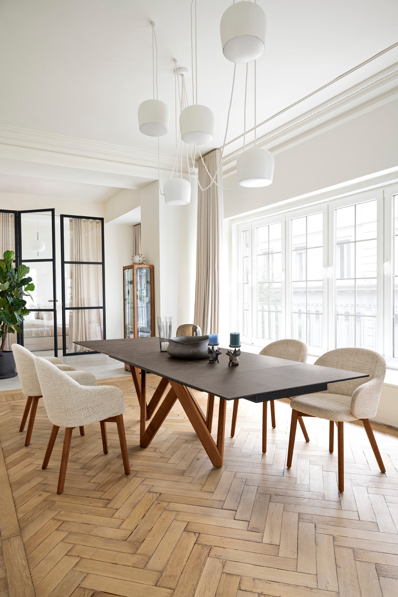 Sessel mit Armlehnen HOLLY FAB gepolstert mit schwarzem Holzgestell