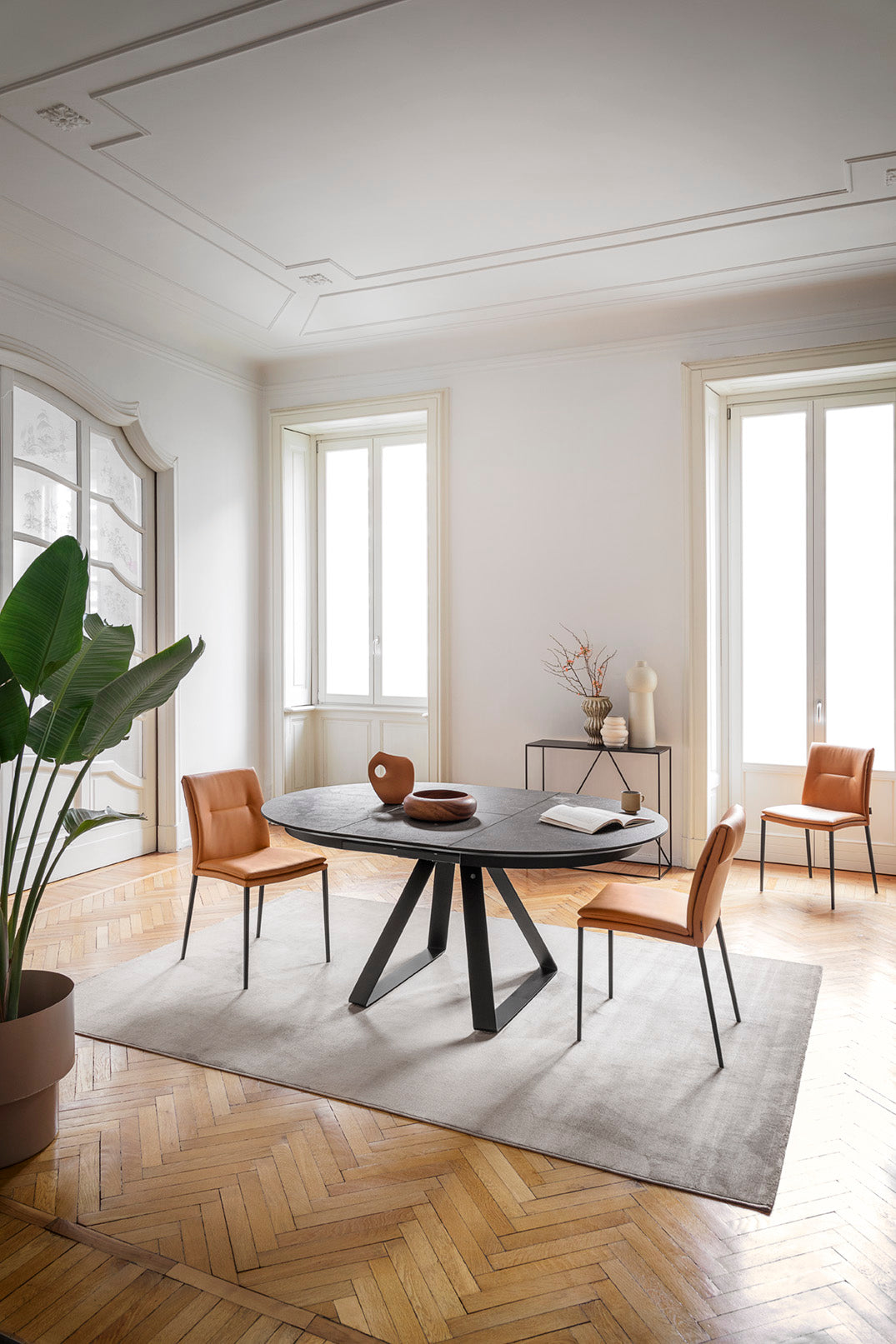 Sessel CARMEN LARGE gepolstert mit schwarzem Gestell