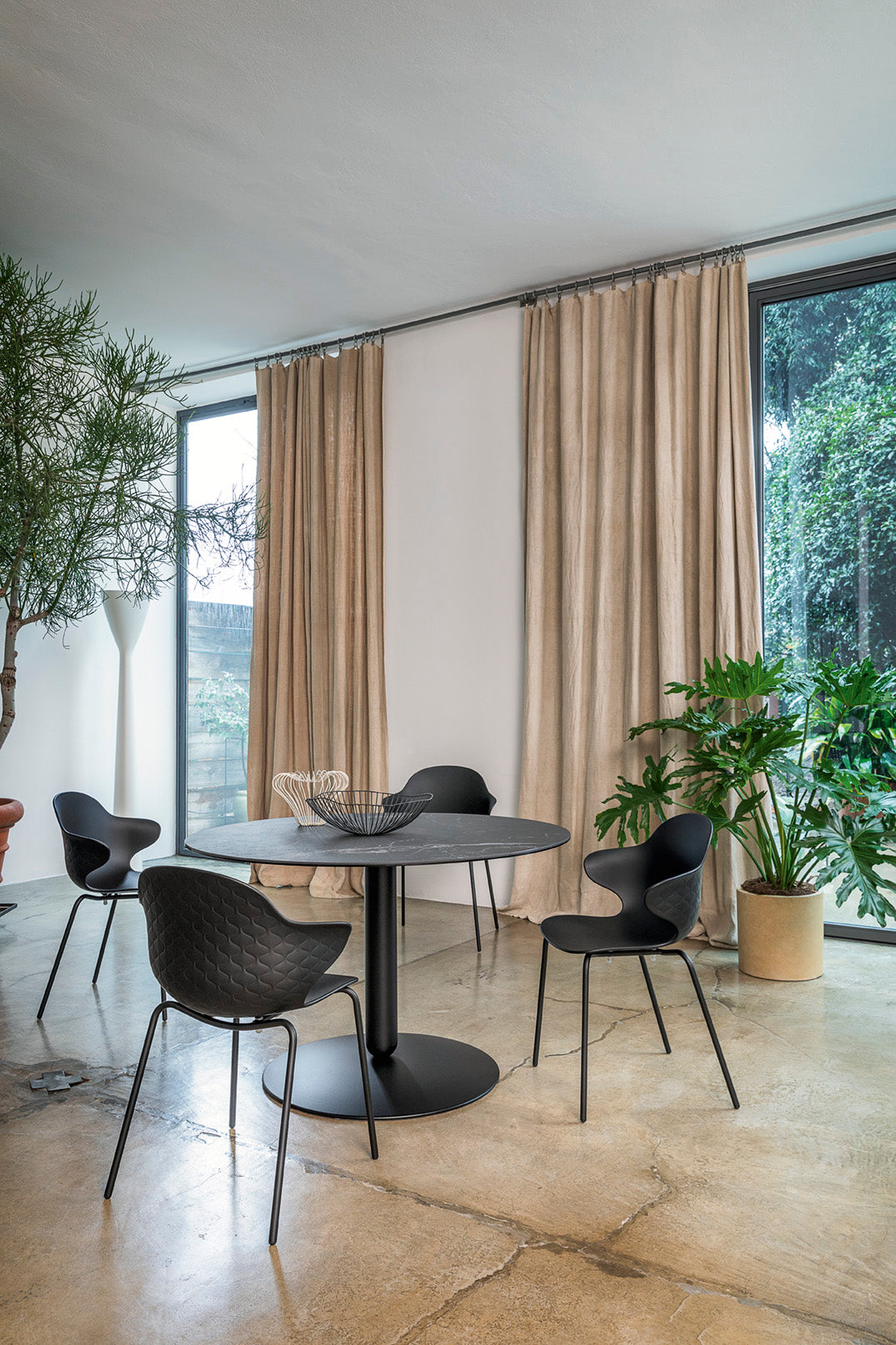 Stuhl SAINT TROPEZ mit braunem Sitz und goldener Metallbasis