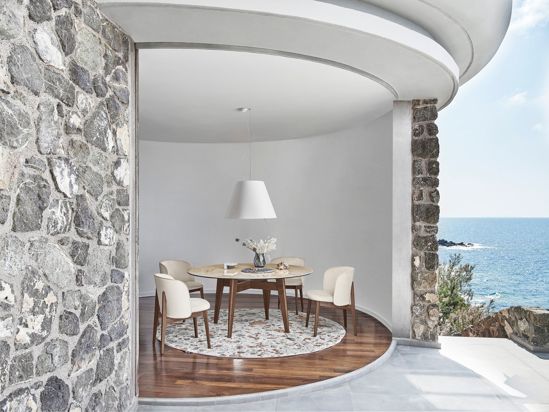 Sessel mit Armlehnen ABREY gepolstert mit Nussbaumfuß