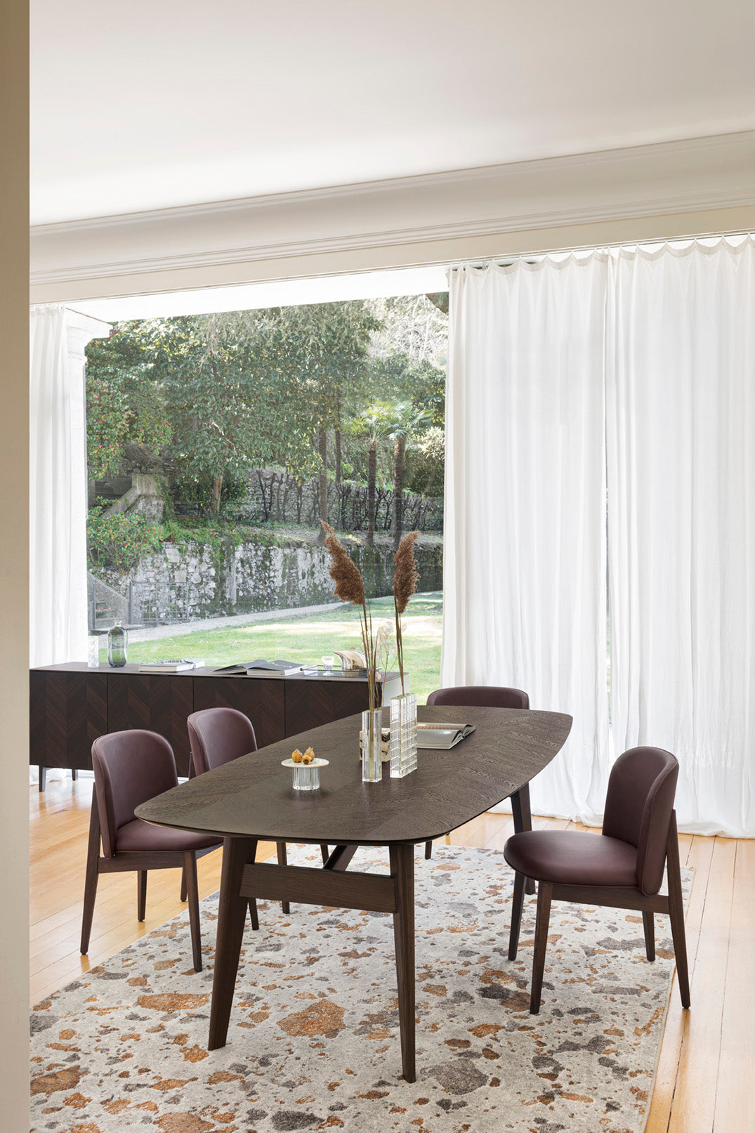 Sessel mit Armlehnen ABREY gepolstert mit Nussbaumfuß