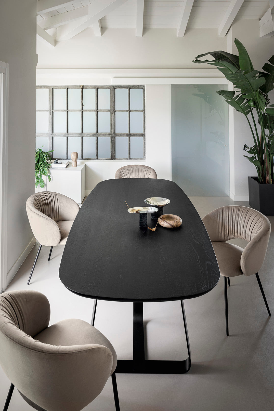 Krzesło ANIME tapicerowane z czarną metalową podstawą