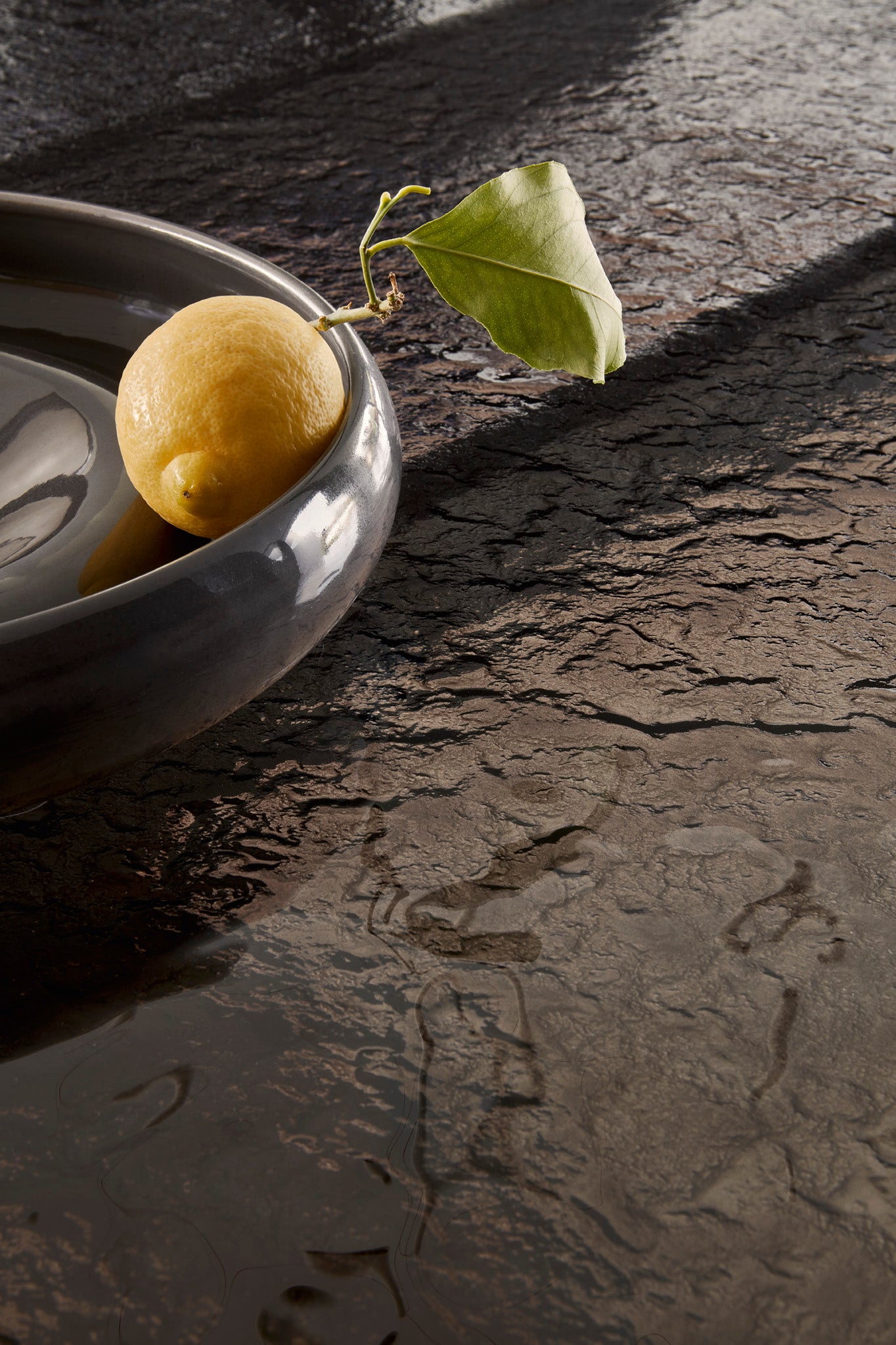 Tisch SEASHELL mit Glasplatte und graphitfarbigem Gestell