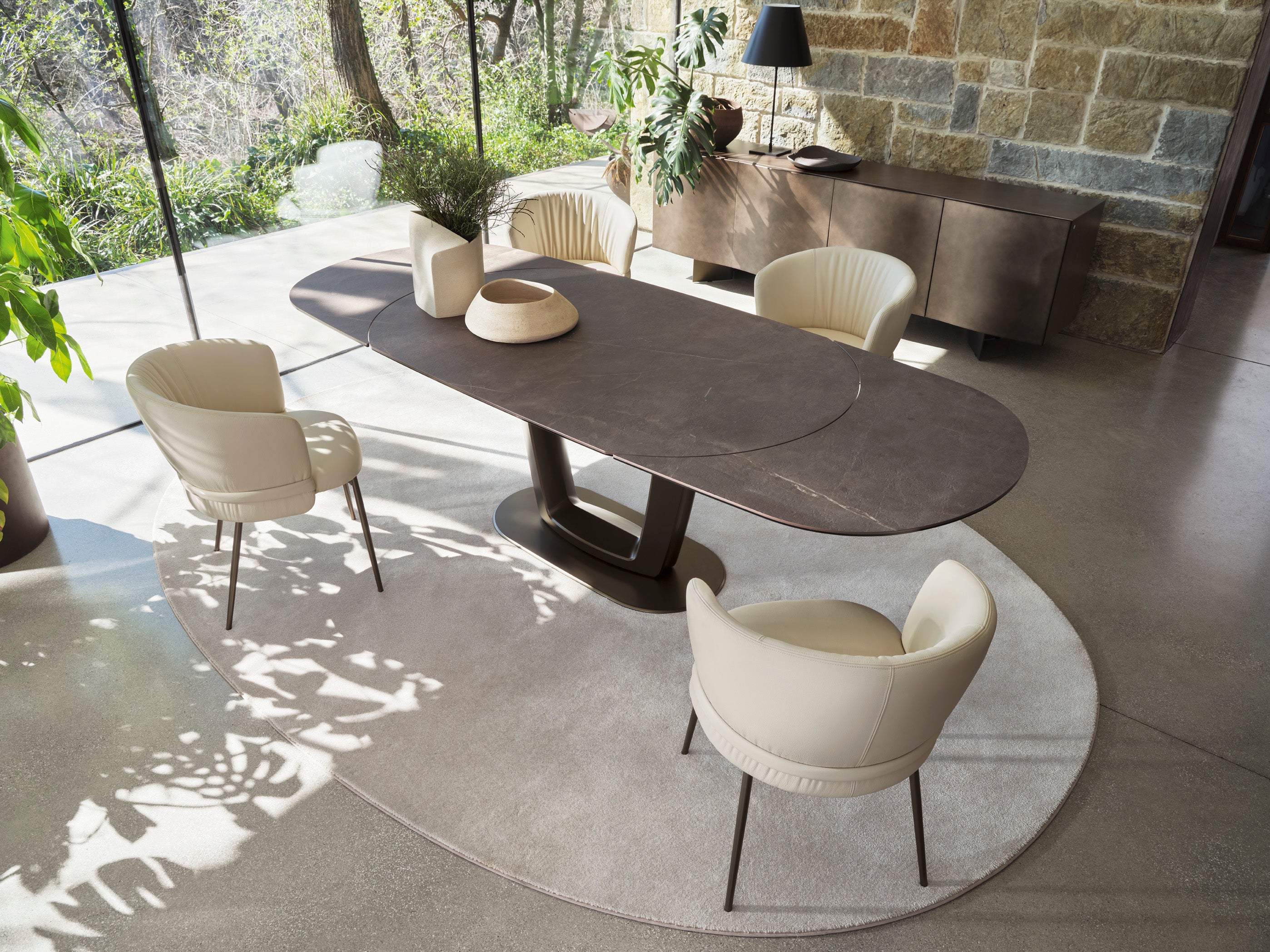 Krzesło VANILLA tapicerowane z brązową metalową podstawą