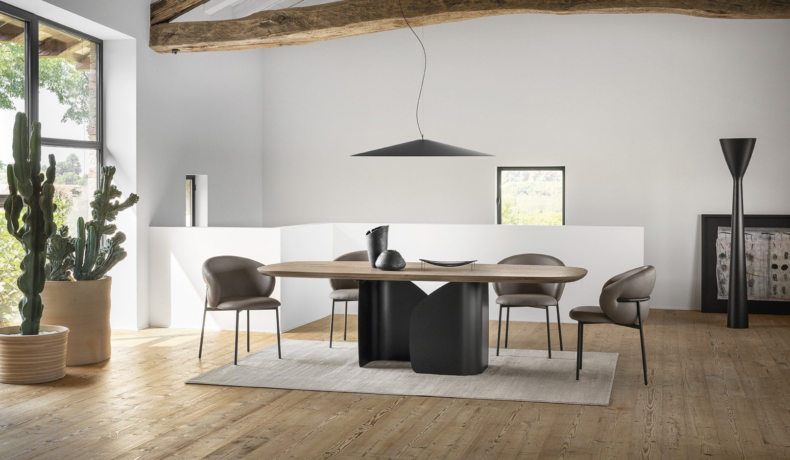 Tisch TWINS mit Nussbaumplatte und schwarzem Gestell