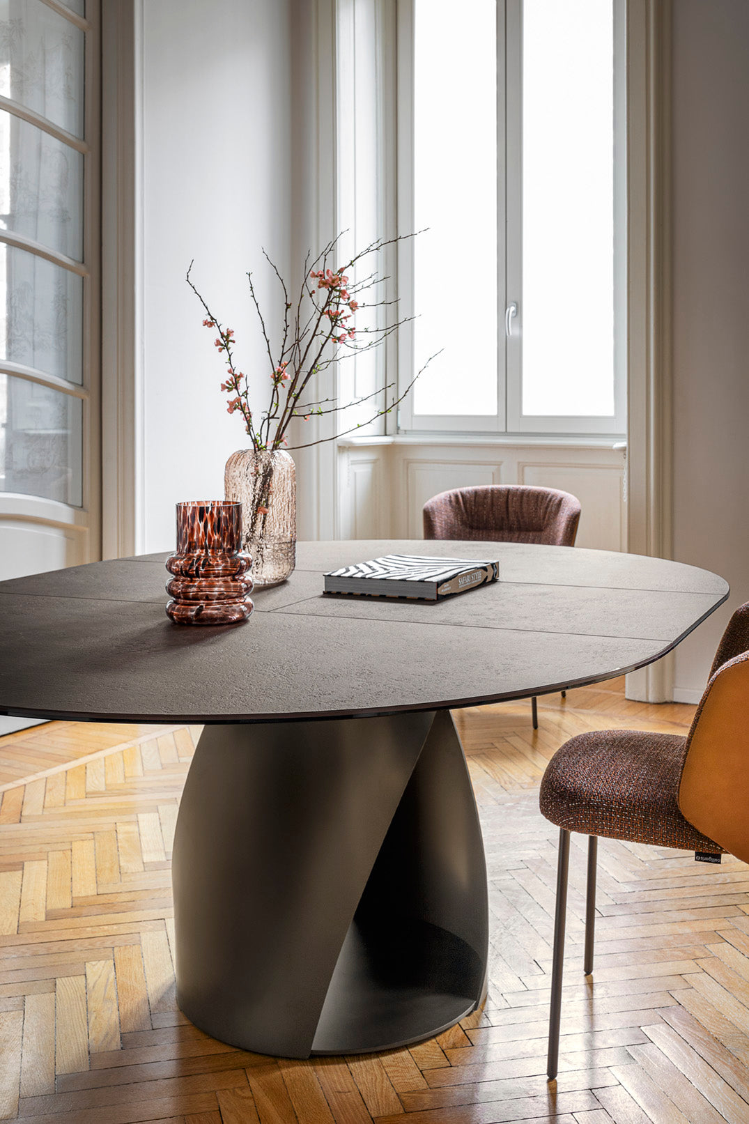 Runder ausziehbarer Tisch CYCLONE mit schwarzer Platte und braunem Gestell