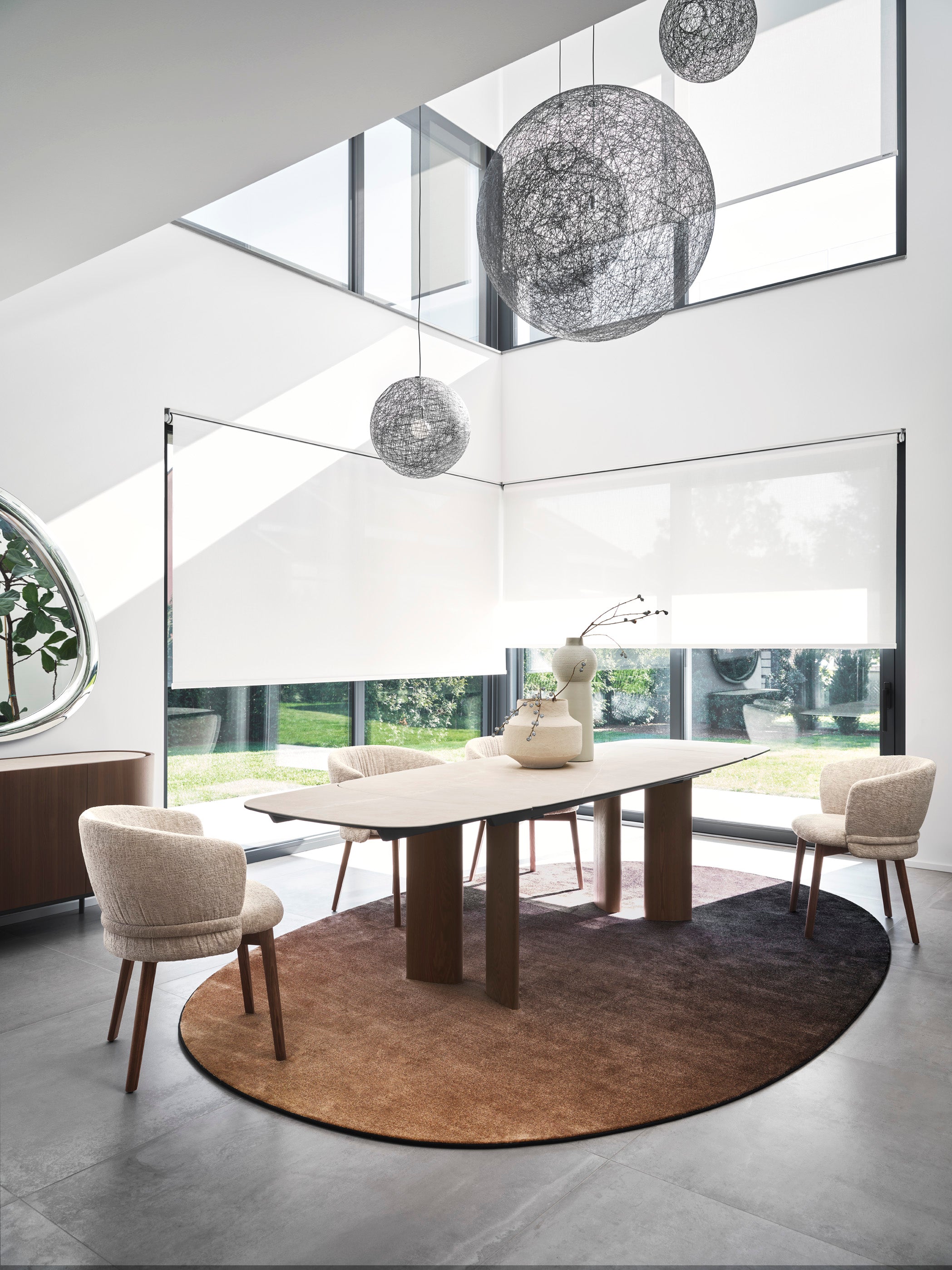 Krzesło VANILLA tapicerowane z orzechową podstawą