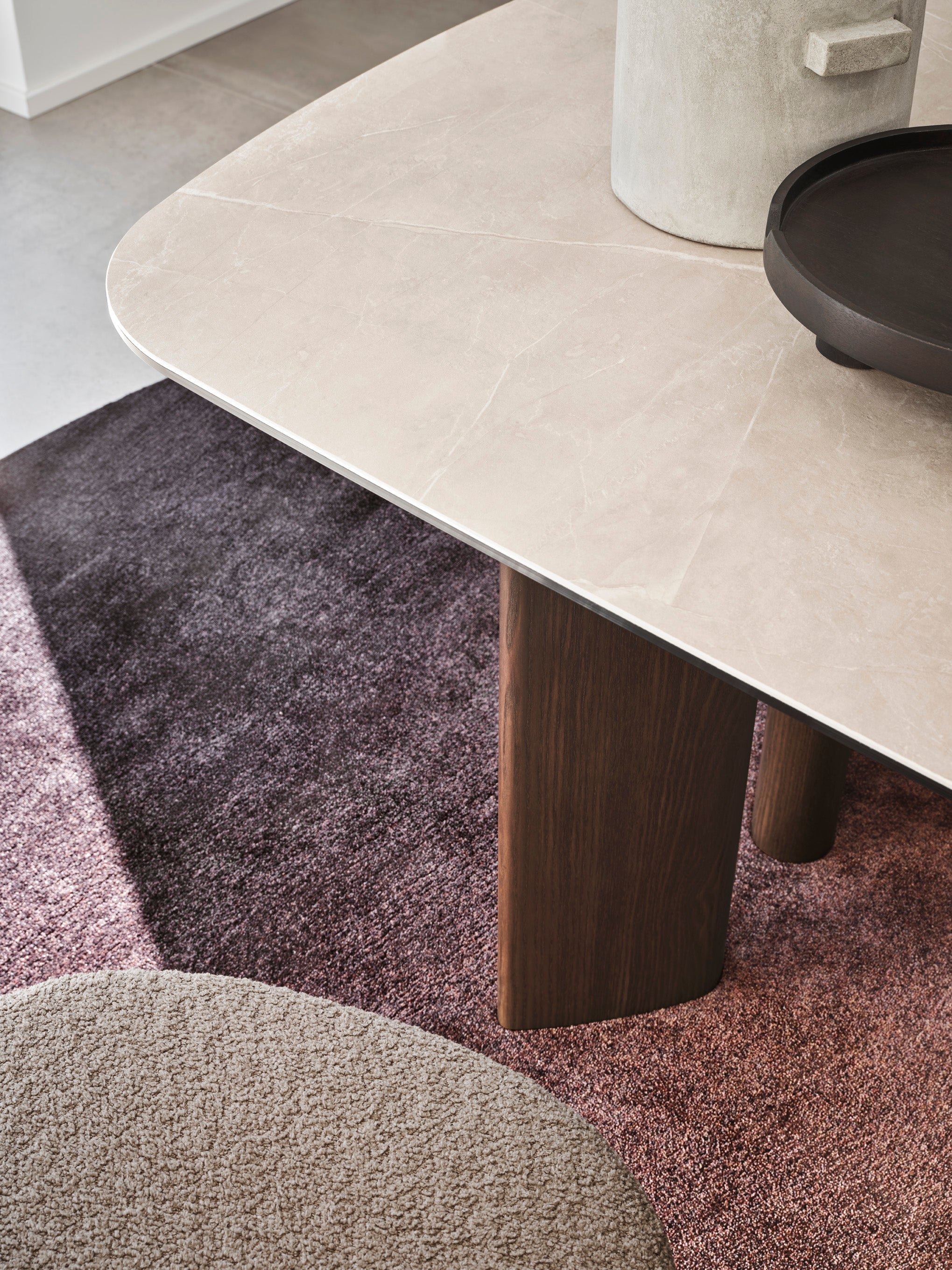 Stół rozkładany SANDY beżowy blat z ciemną drewnianą podstawą