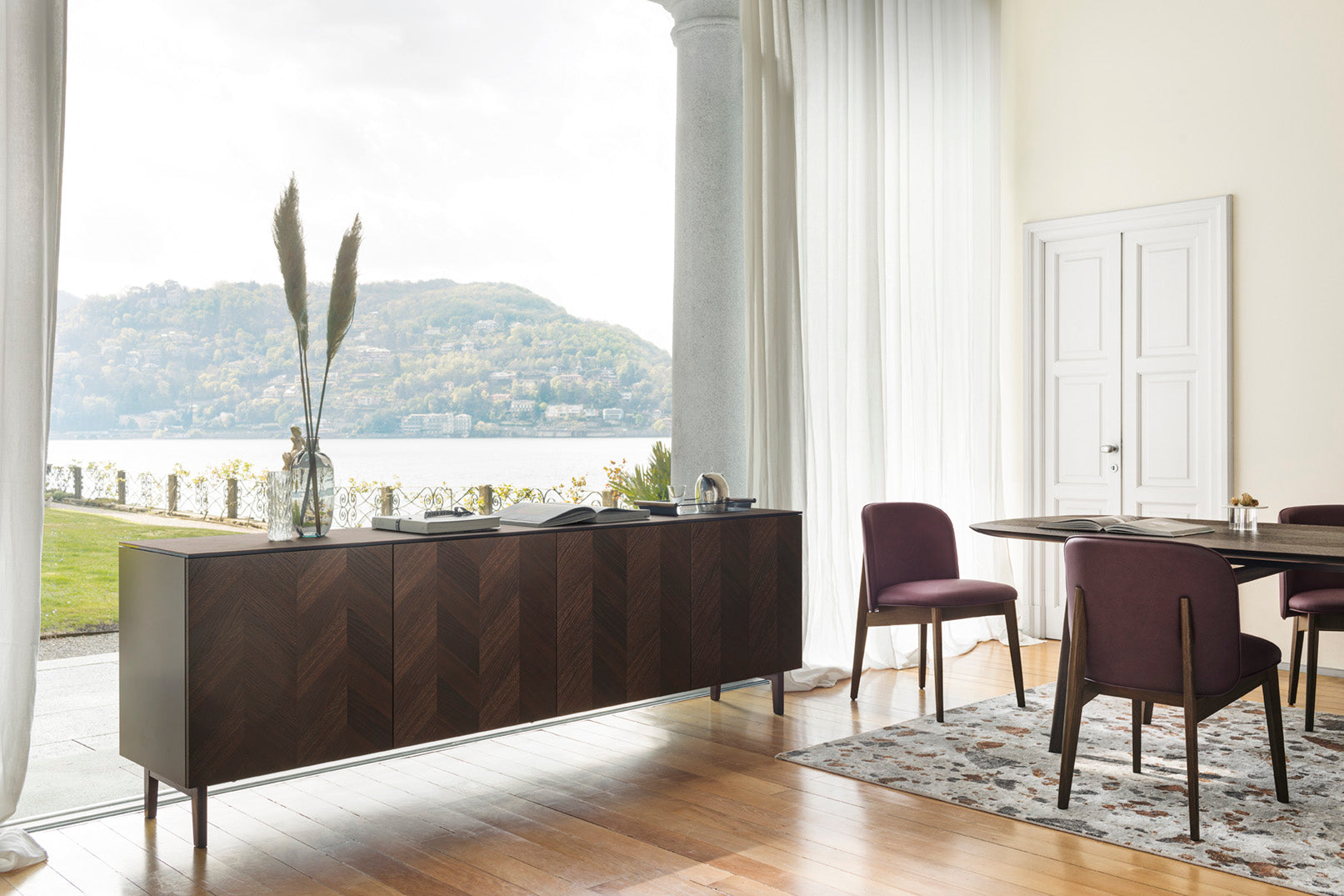 Sessel mit Armlehnen ABREY gepolstert mit Nussbaumfuß