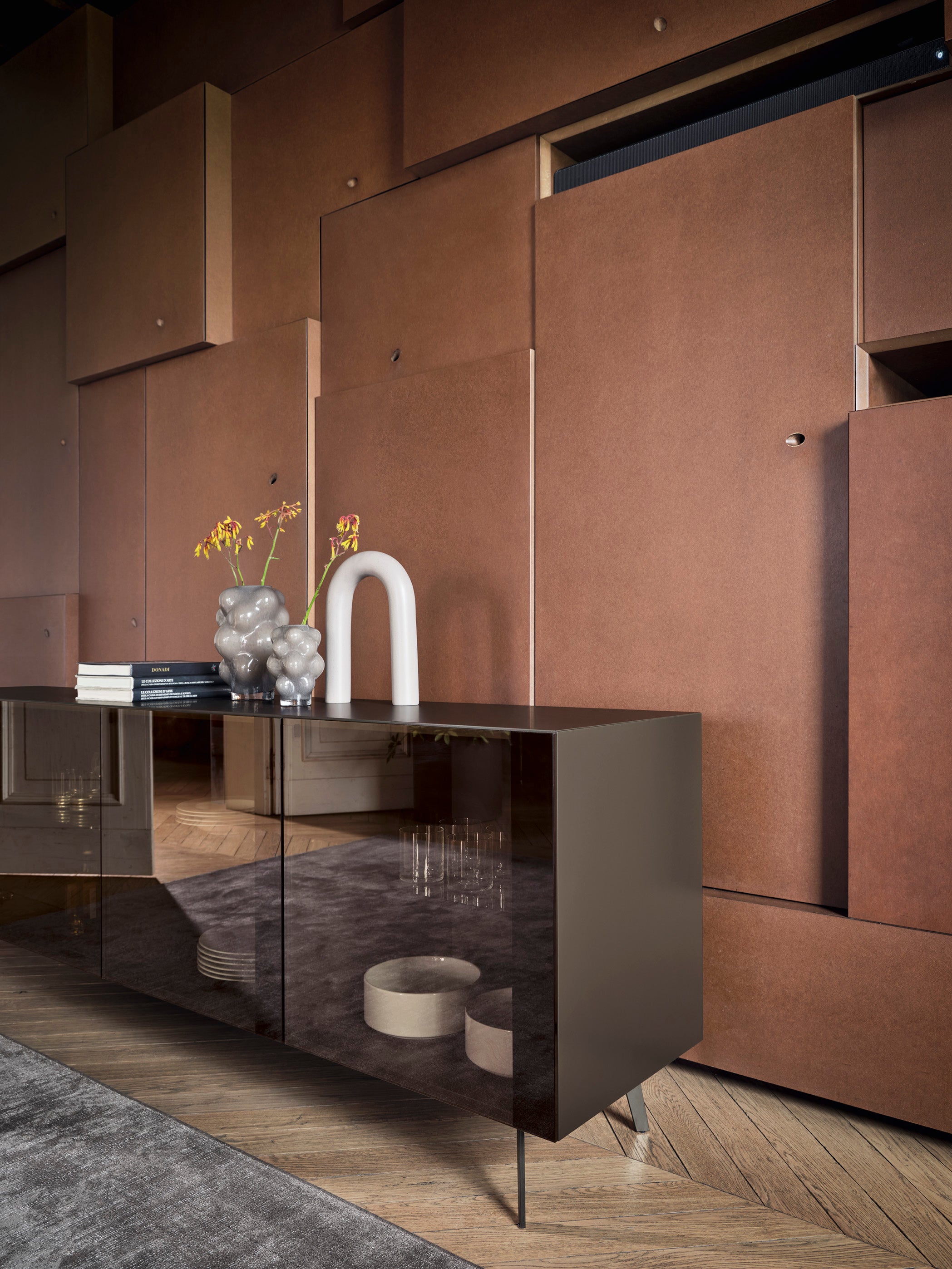 Schrank CRYSTAL schwarz mit braunem Glas