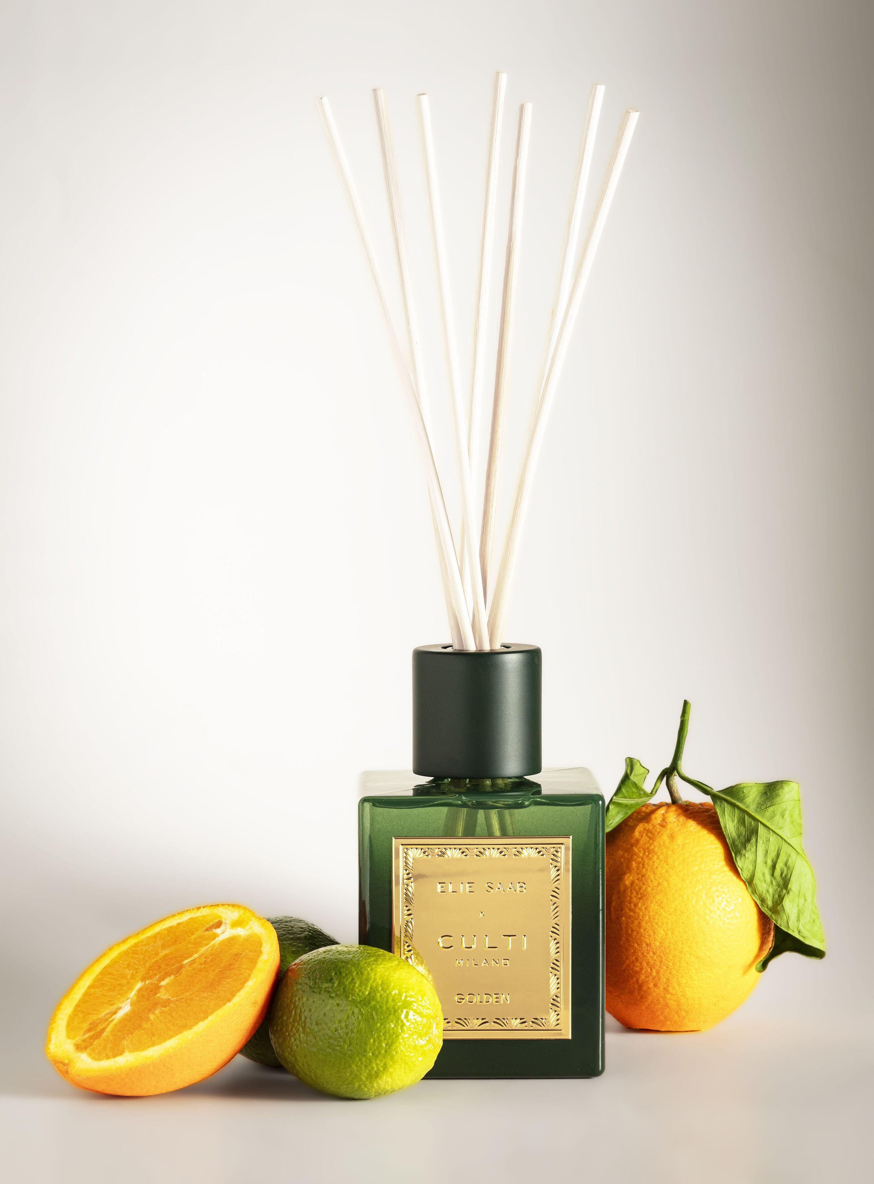 Duftdiffusor GOLDEN mit Noten von bitterer Orange, Mandarine, Ingwer, Orangenblüten und Zeder.