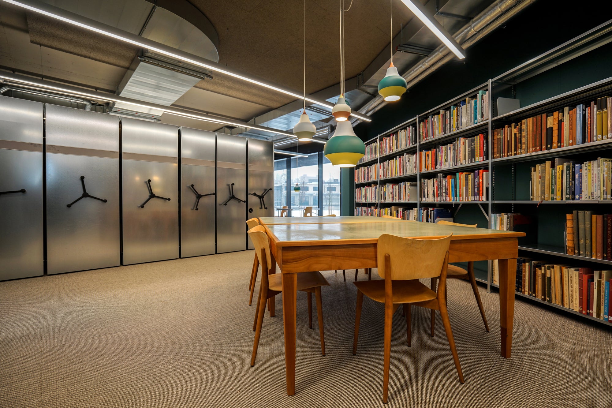 Lampa wisząca CIRQUE żółto-zielono-niebieski z czerwoną końcówką