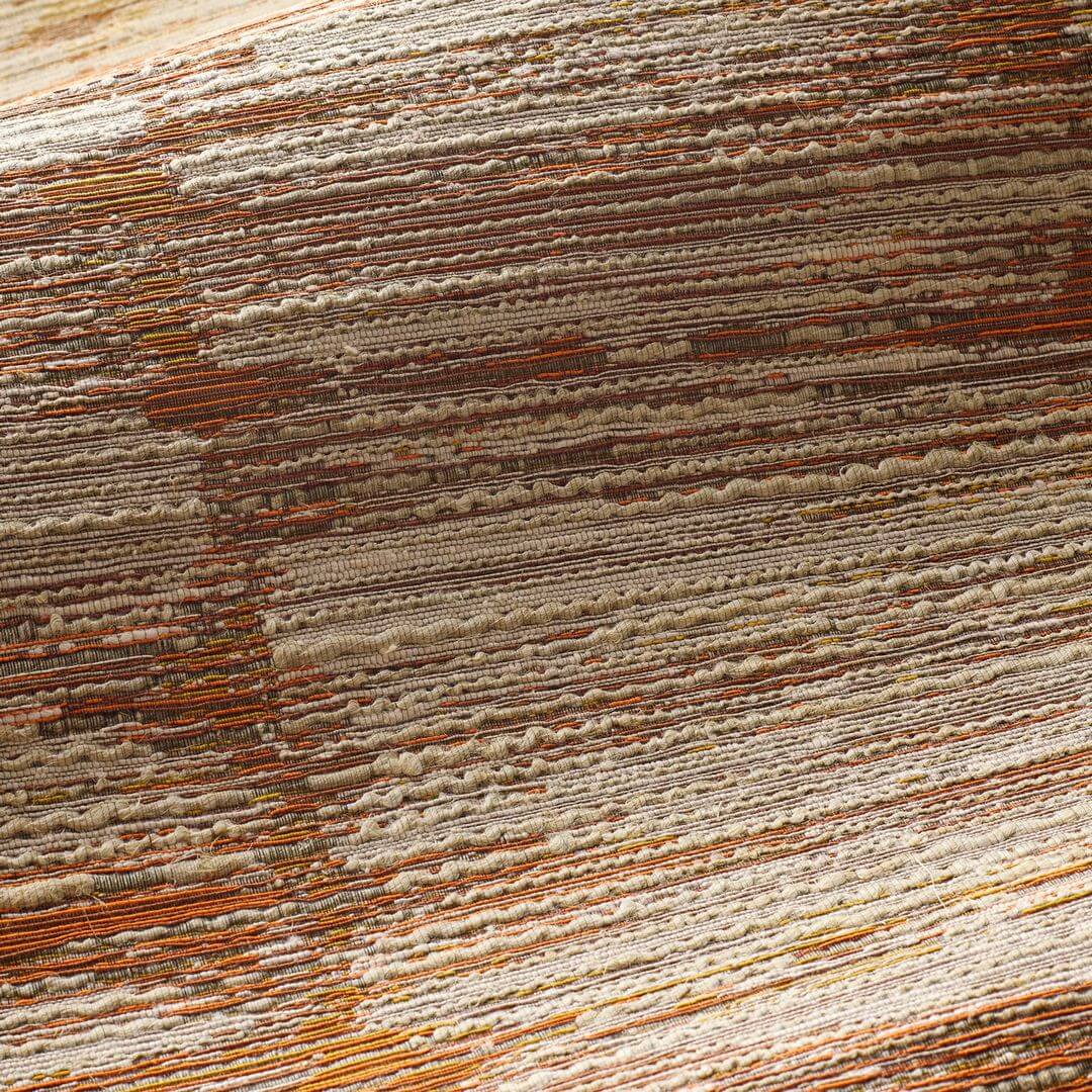 Tapeta tekstylna strukturalna w prążki ALCHEMILLA - ORANGE BRÛLÉ/OCRE palona pomarańcza z beżowym