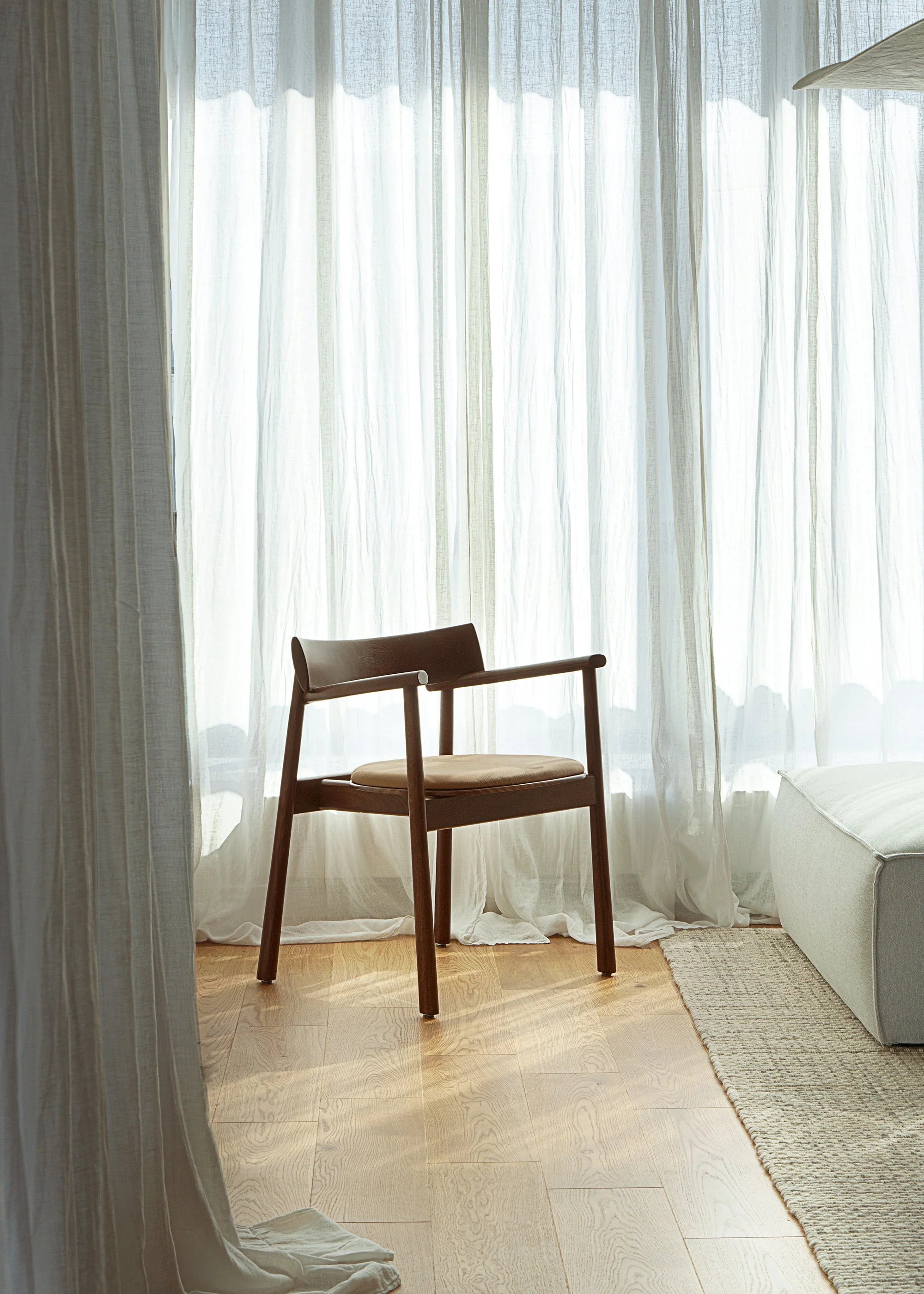 Stuhl ELIPSA SOFT dunkles Eichenholz mit braunem Leder