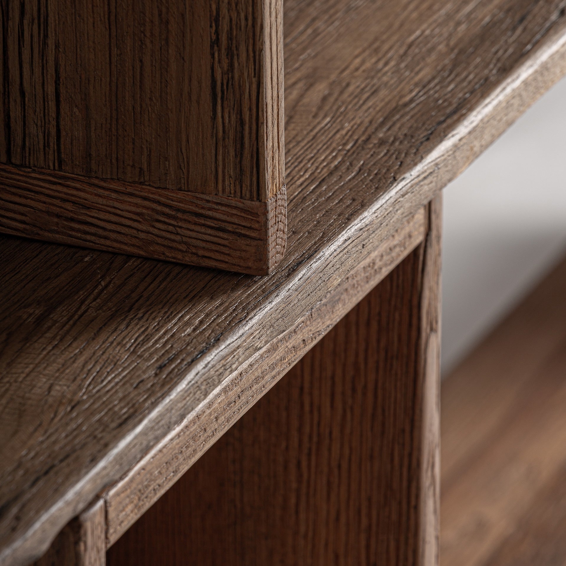 Regal BRUSQUE aus Eichenholz