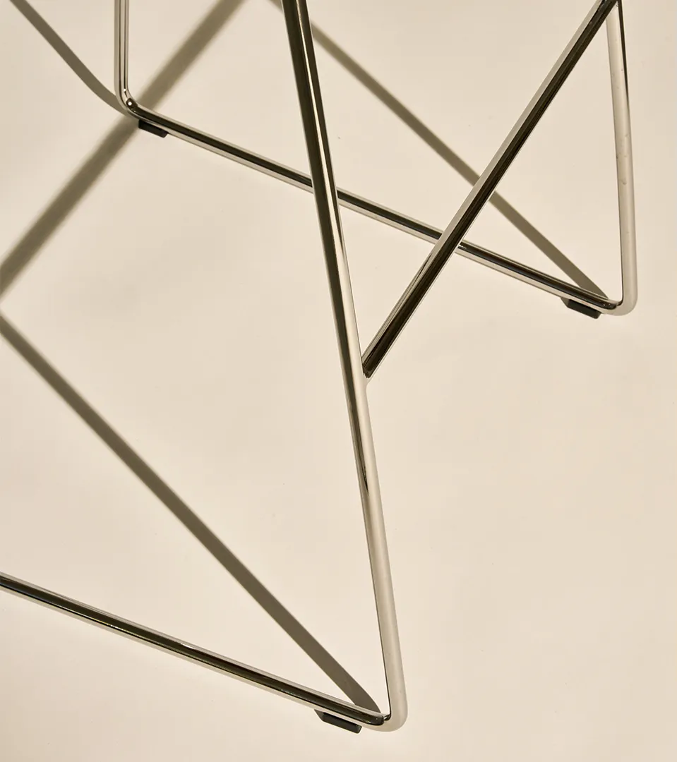 Hoker GUBI 3D czarne siedzisko z chromowaną podstawą