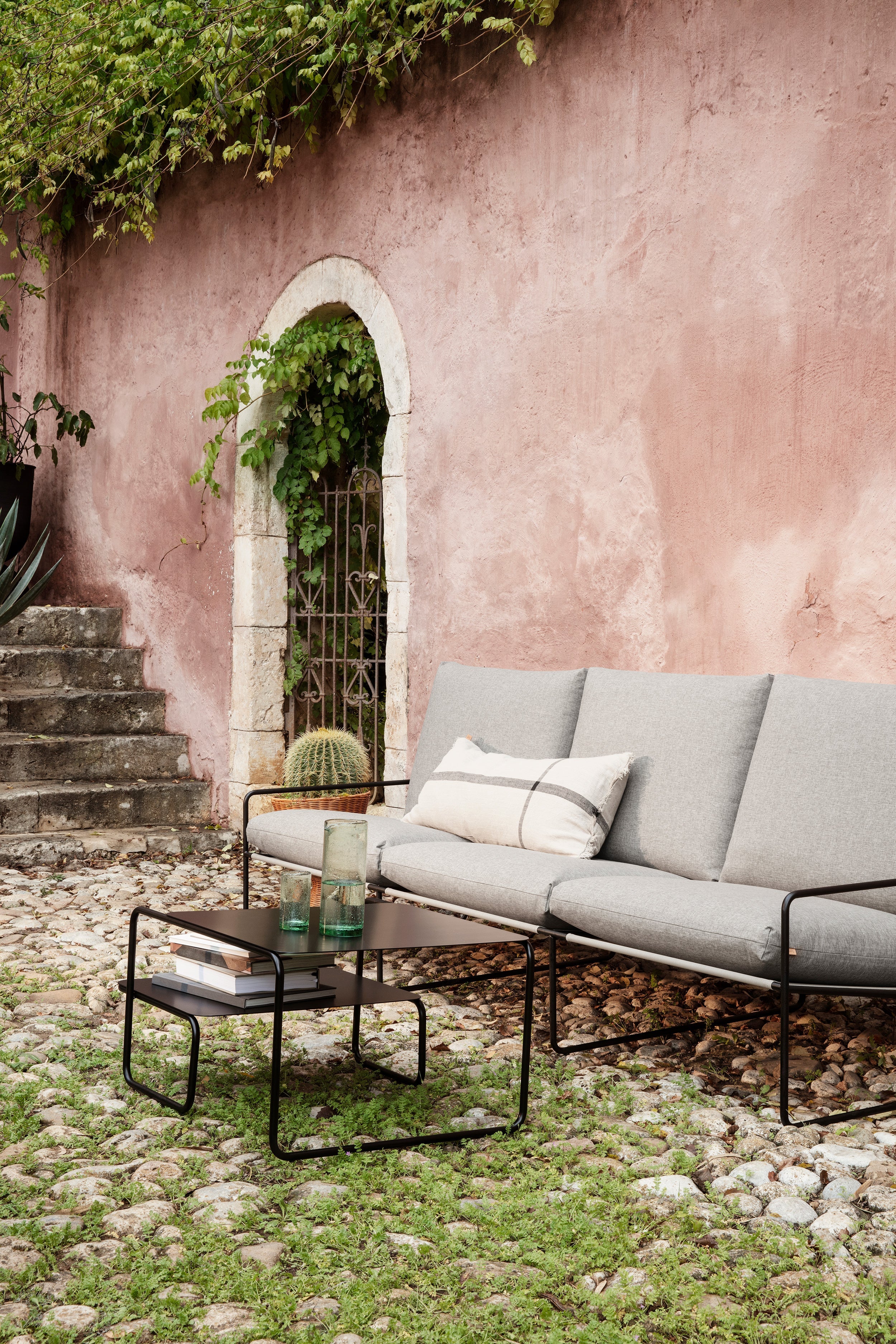 Sofa 3-osobowa zewnętrzna DESERT beżowy z czarną podstawą