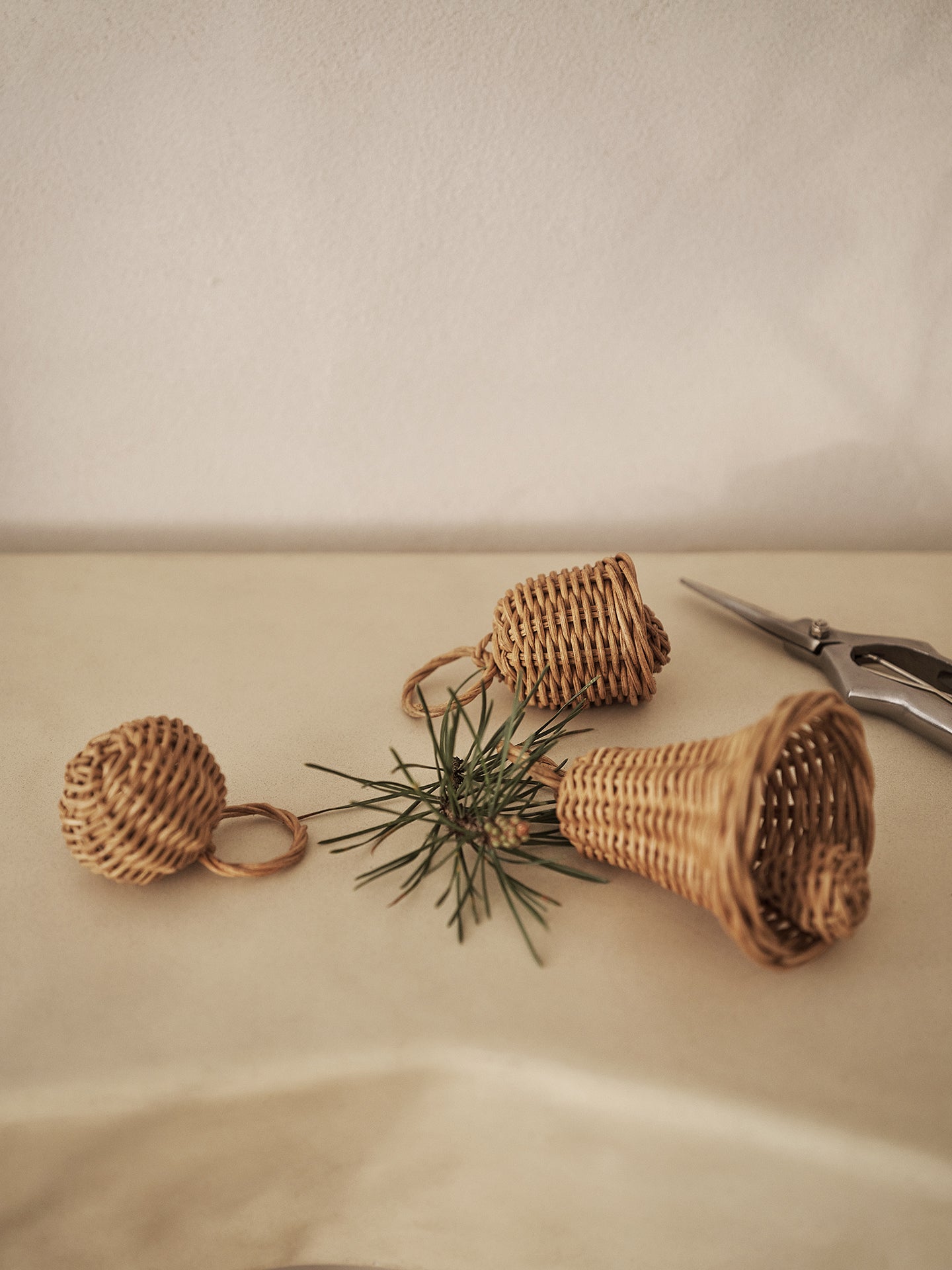 BELL Rattan Woven Bauble Set