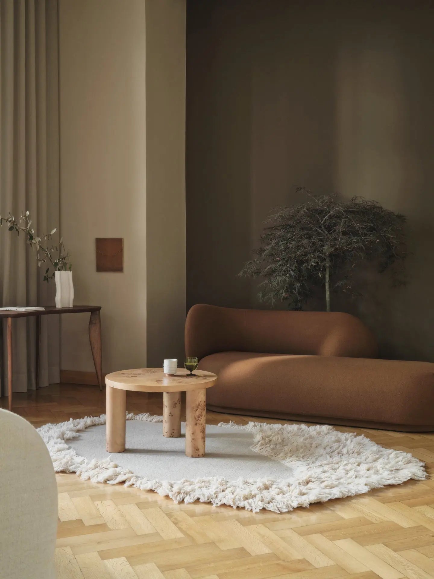 Dywan owalny NORTE beżowy z długim włosiem do salonu – ferm LIVING
