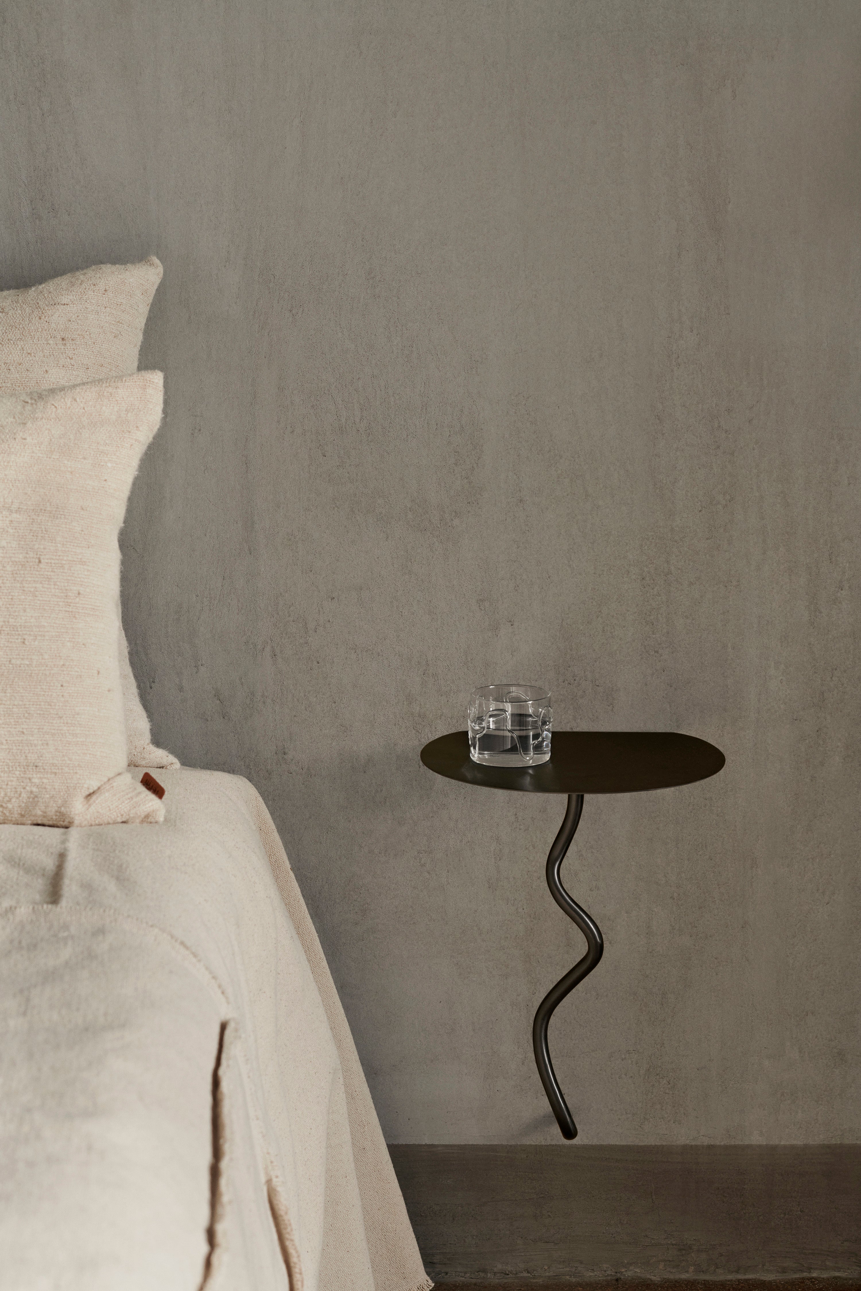 Curvature wall table black brass