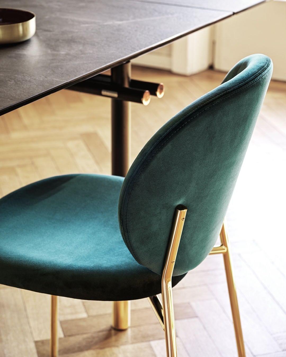 Hoker aksamitny INÈS niebieski Calligaris Eye on Design