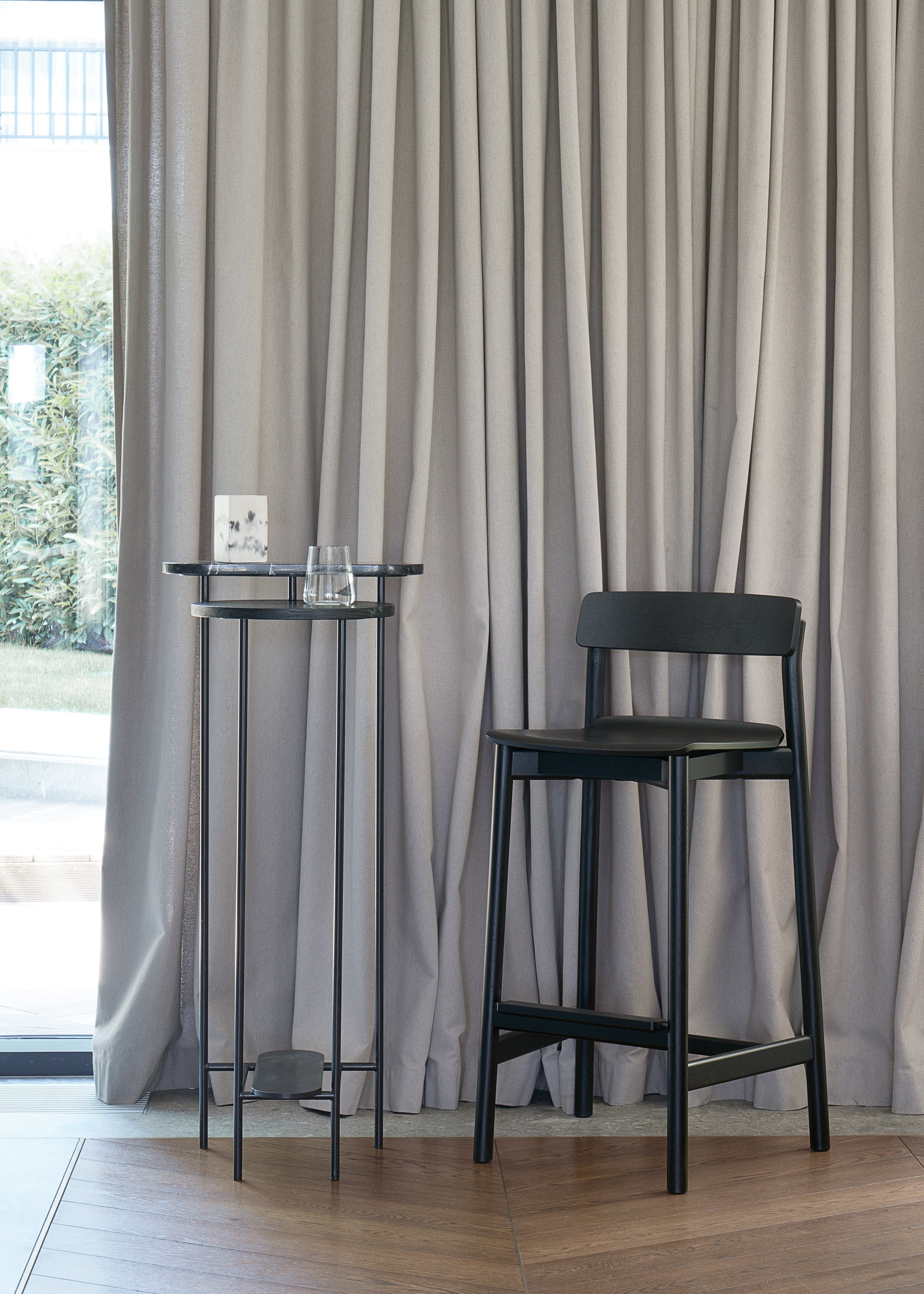 Hocker ARCHE aus Eichenholz