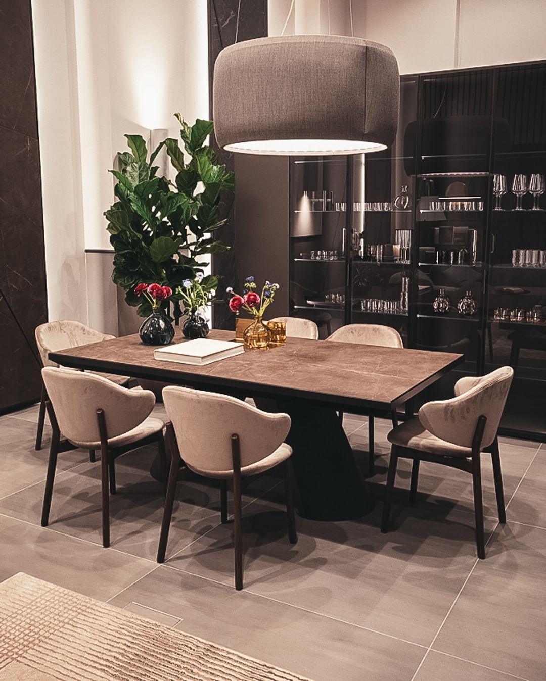 Krzesło aksamitne HOLLY kremowy z drewnianą podstawą Calligaris Eye on Design