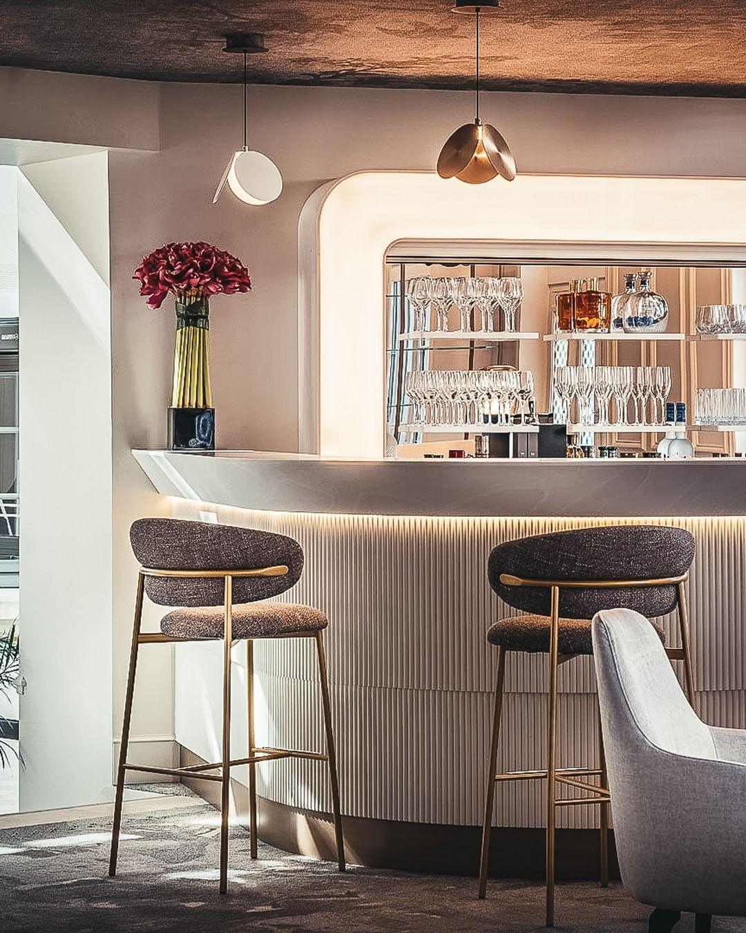 Krzesło barowe OLEANDRO boucle kremowy z metalową podstawą Calligaris Eye on Design